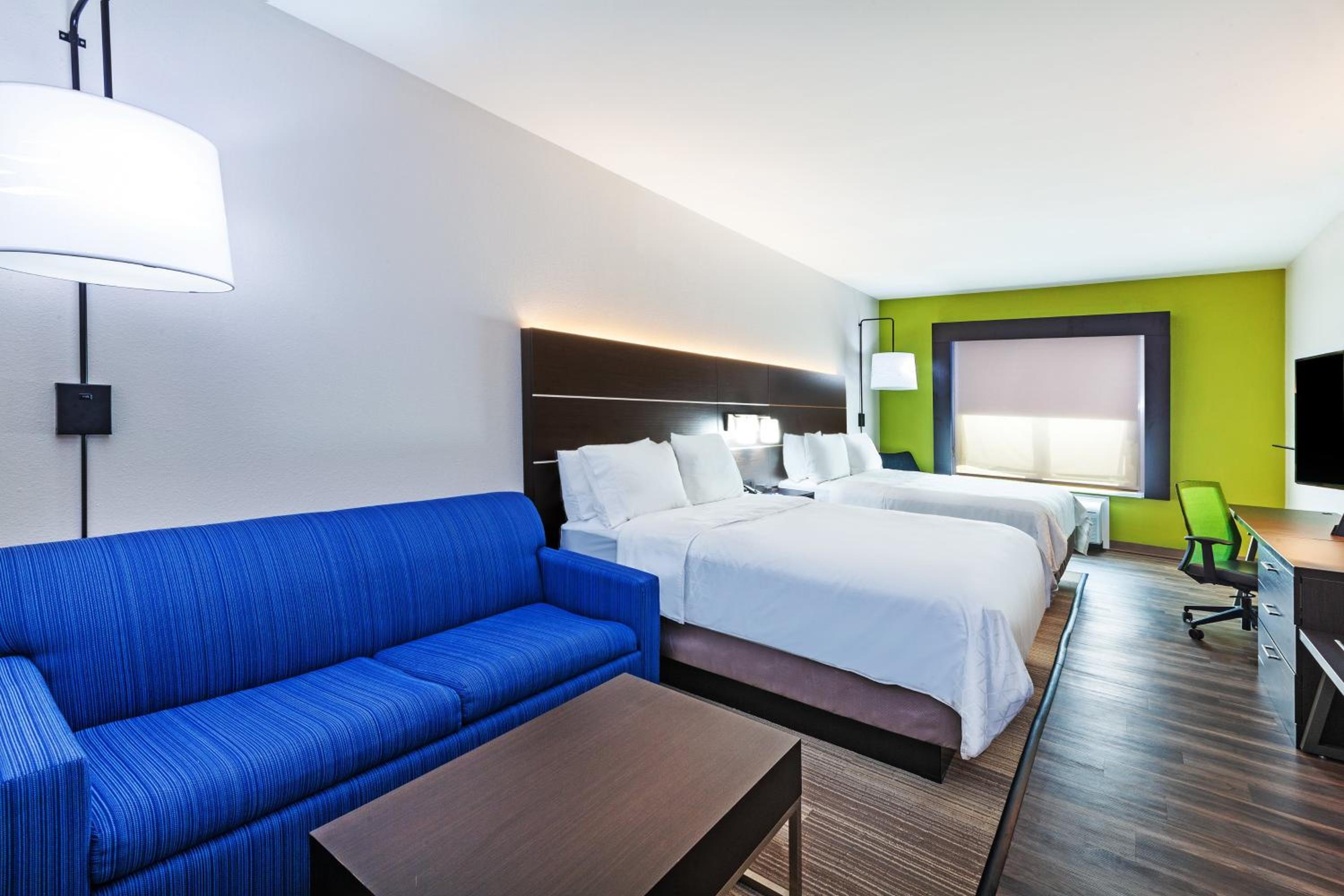 Queen Suite with Two Queen Beds - Photo 2