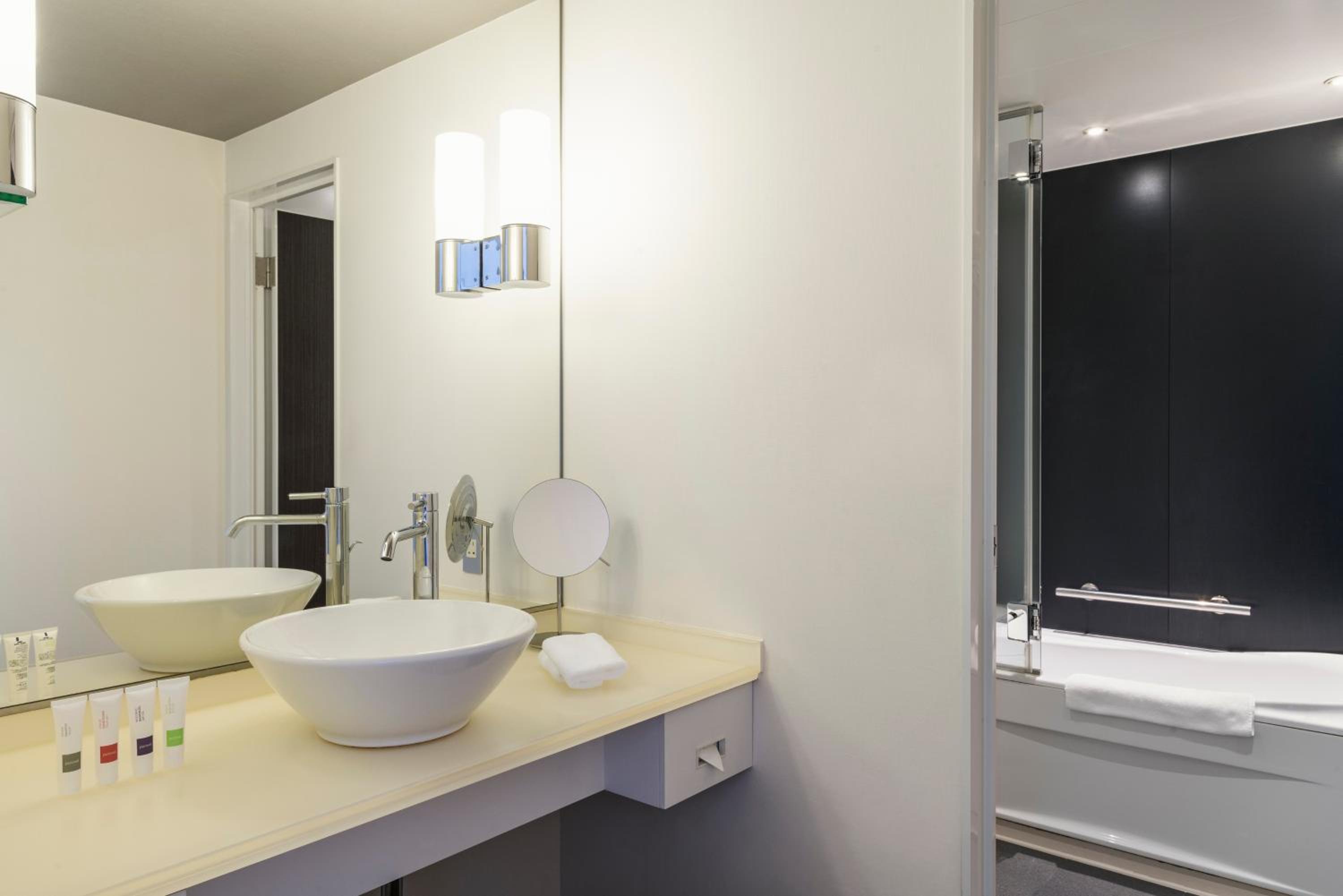 Swiss Advantage Twin Room - Photo 3