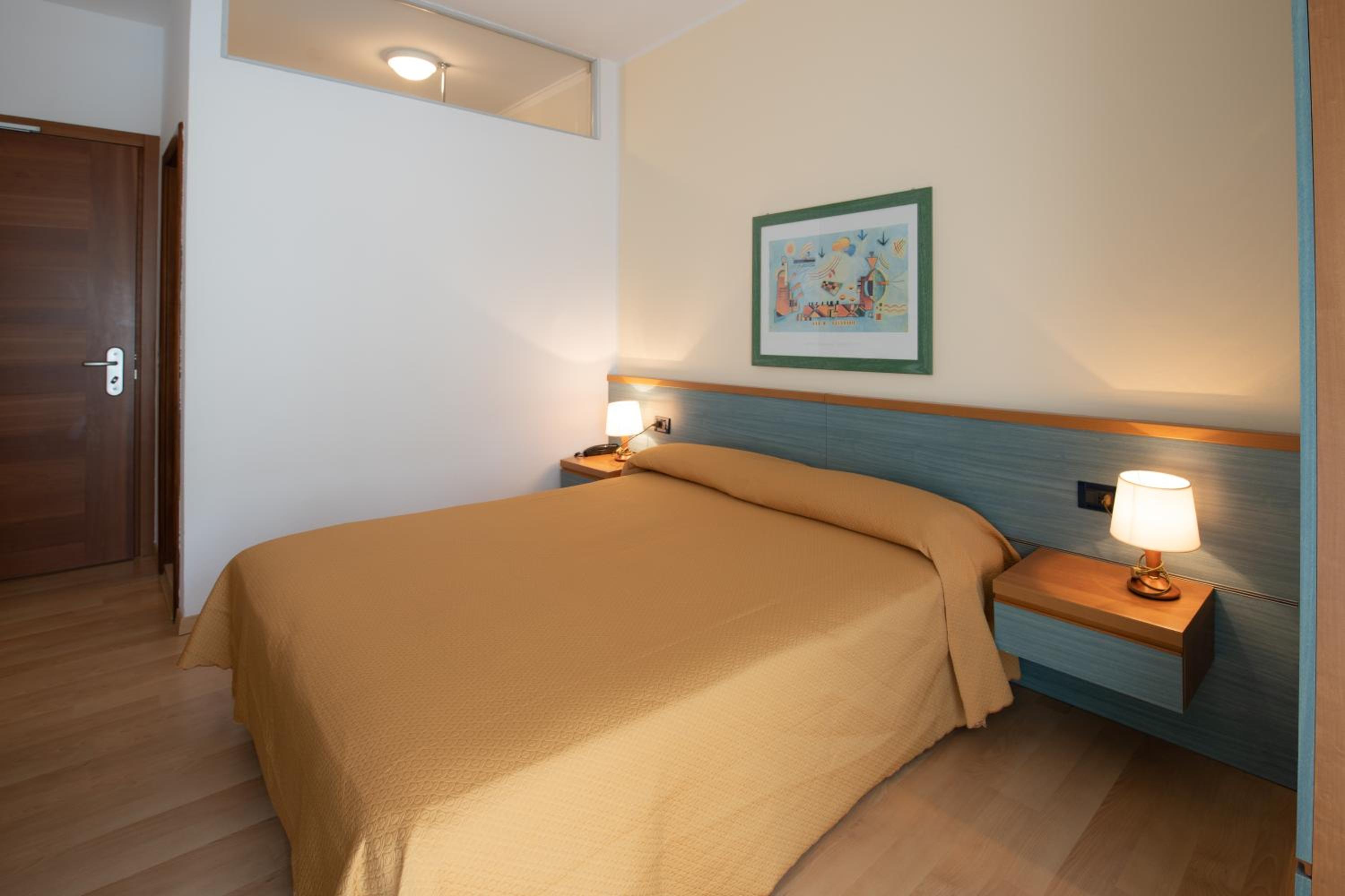 Double Room with Side Sea View - Photo 9