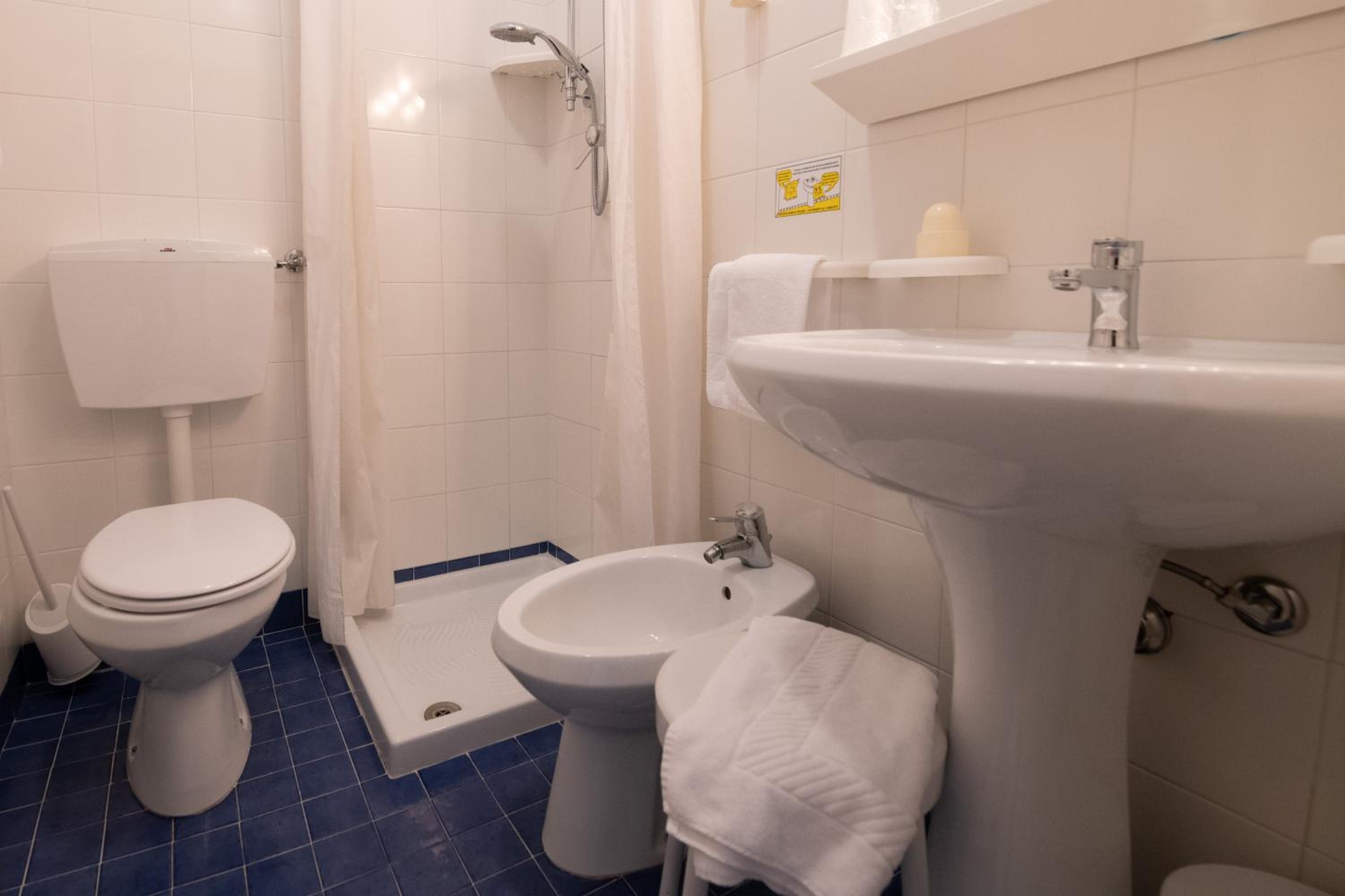 Double Room with Side Sea View - Photo 14