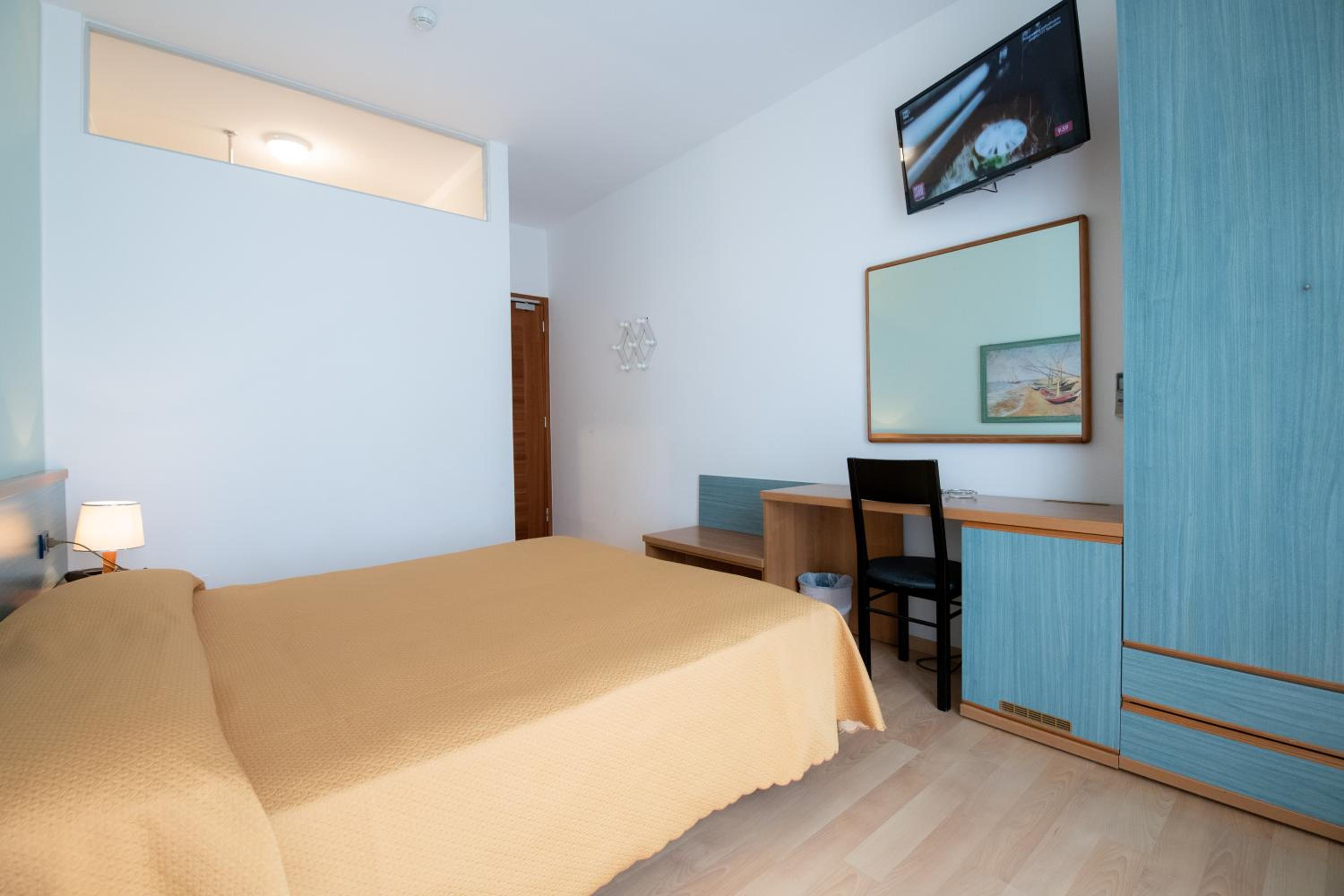 Double Room with Side Sea View - Photo 2
