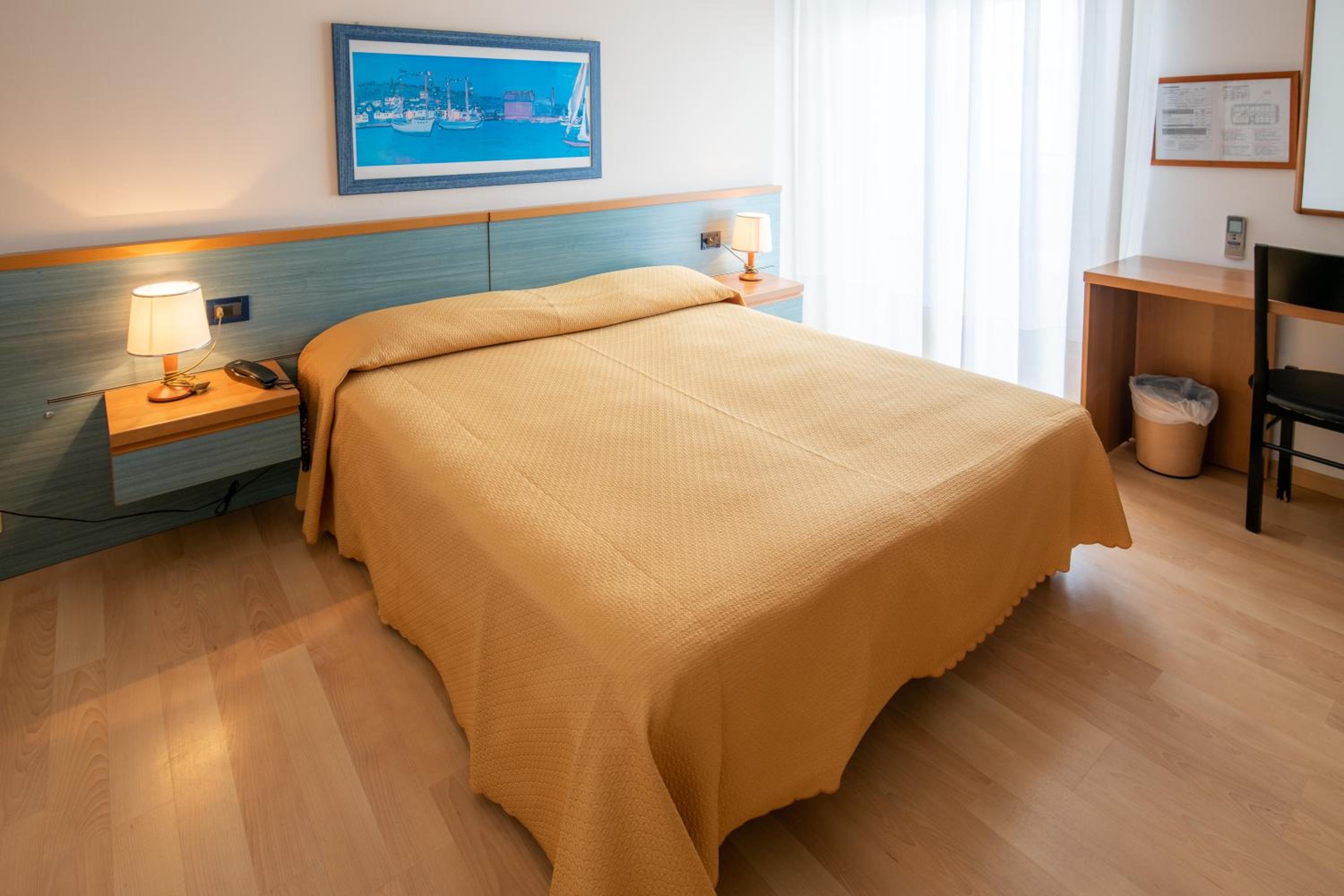 Double Room with Side Sea View - Photo 12
