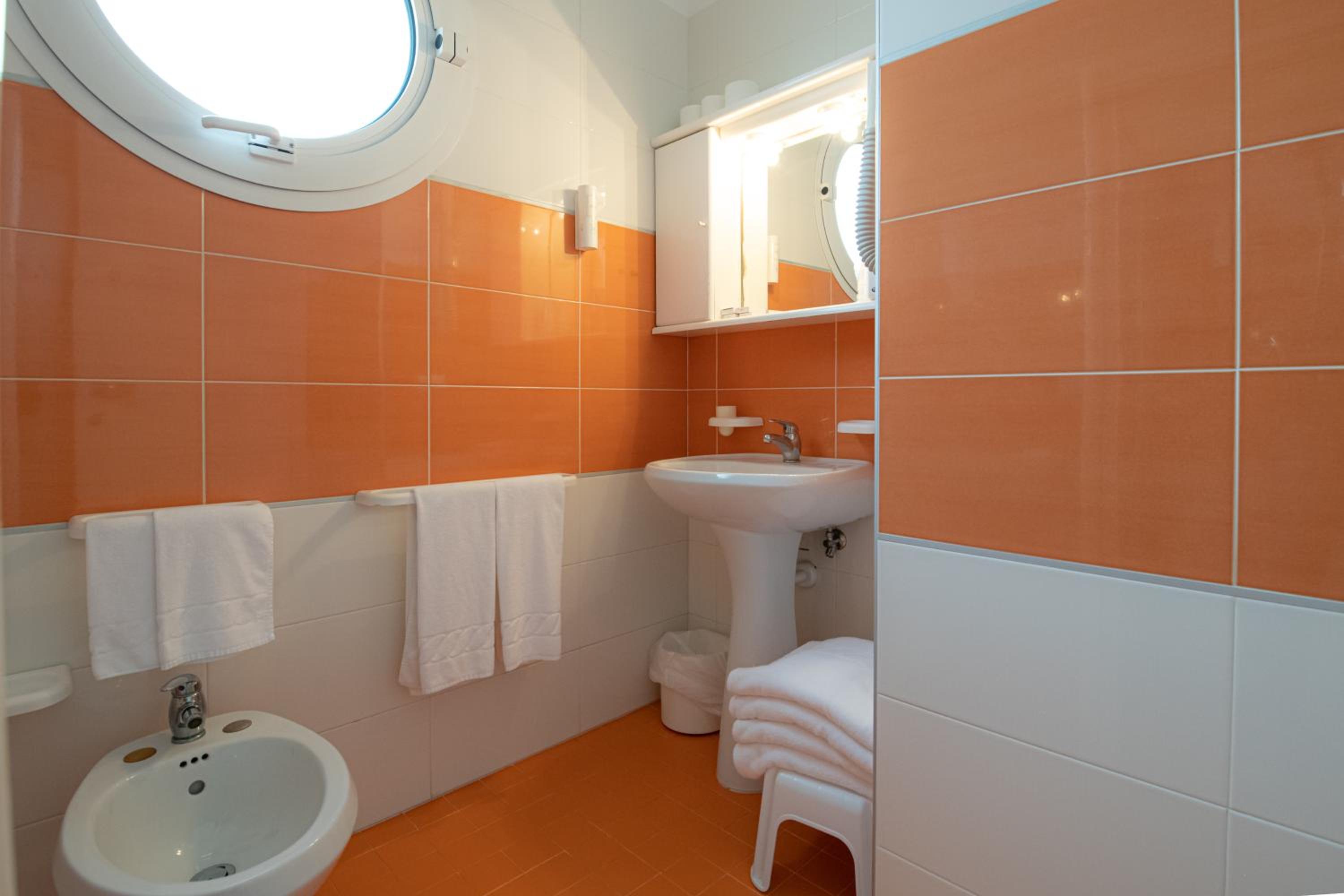 Two Connecting Double Rooms - Photo 10