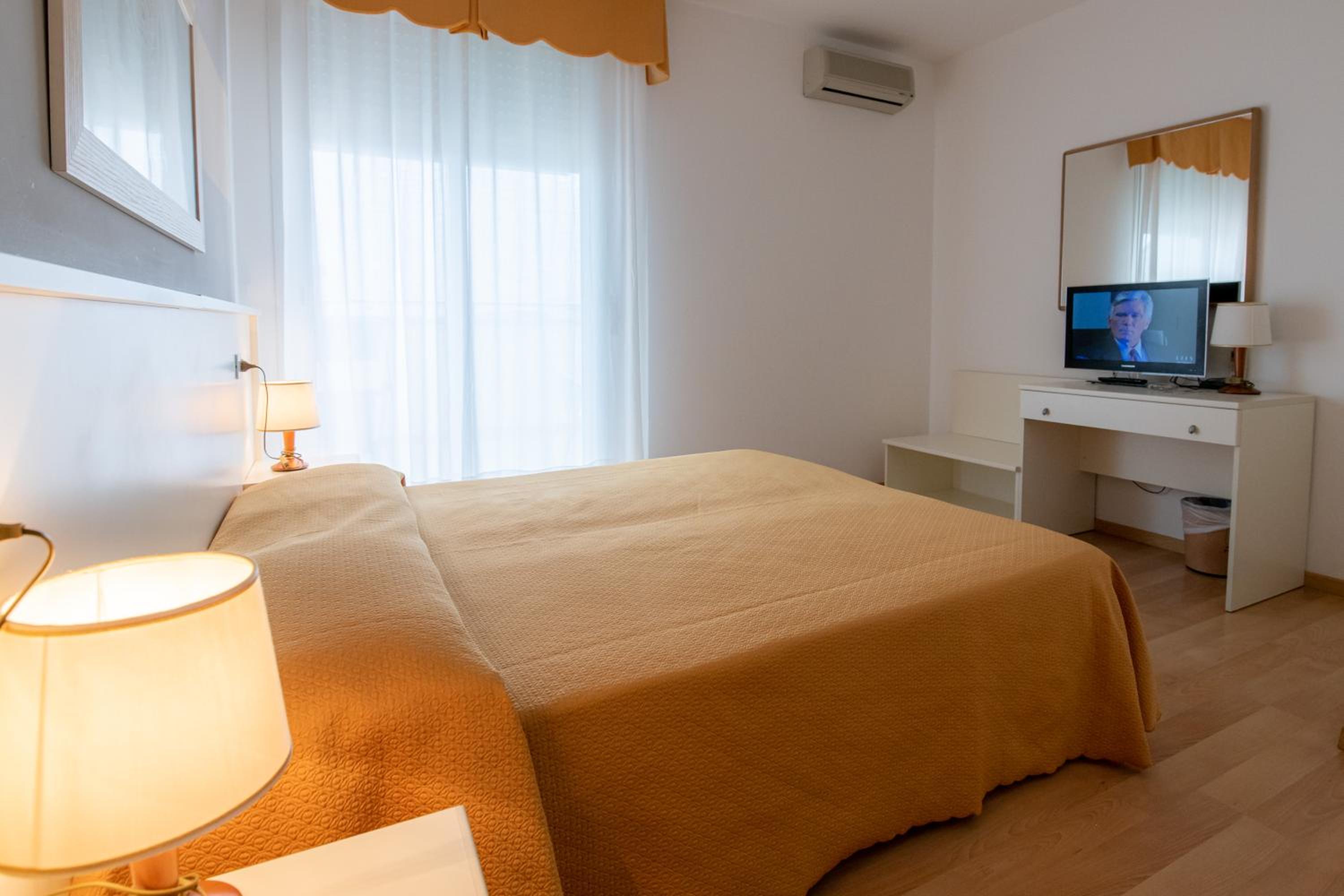 Two Connecting Double Rooms - Photo 2