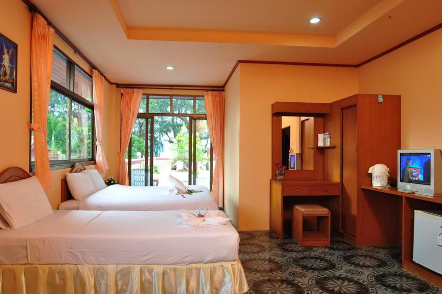 Deluxe Room (2 Adults + 1 Child) photo 1