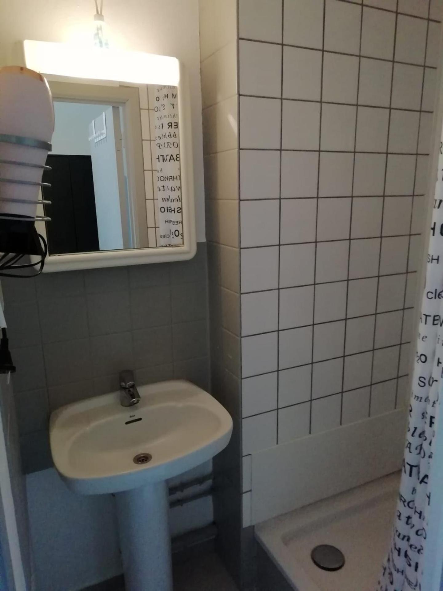 One-Bedroom Apartment - Photo 3
