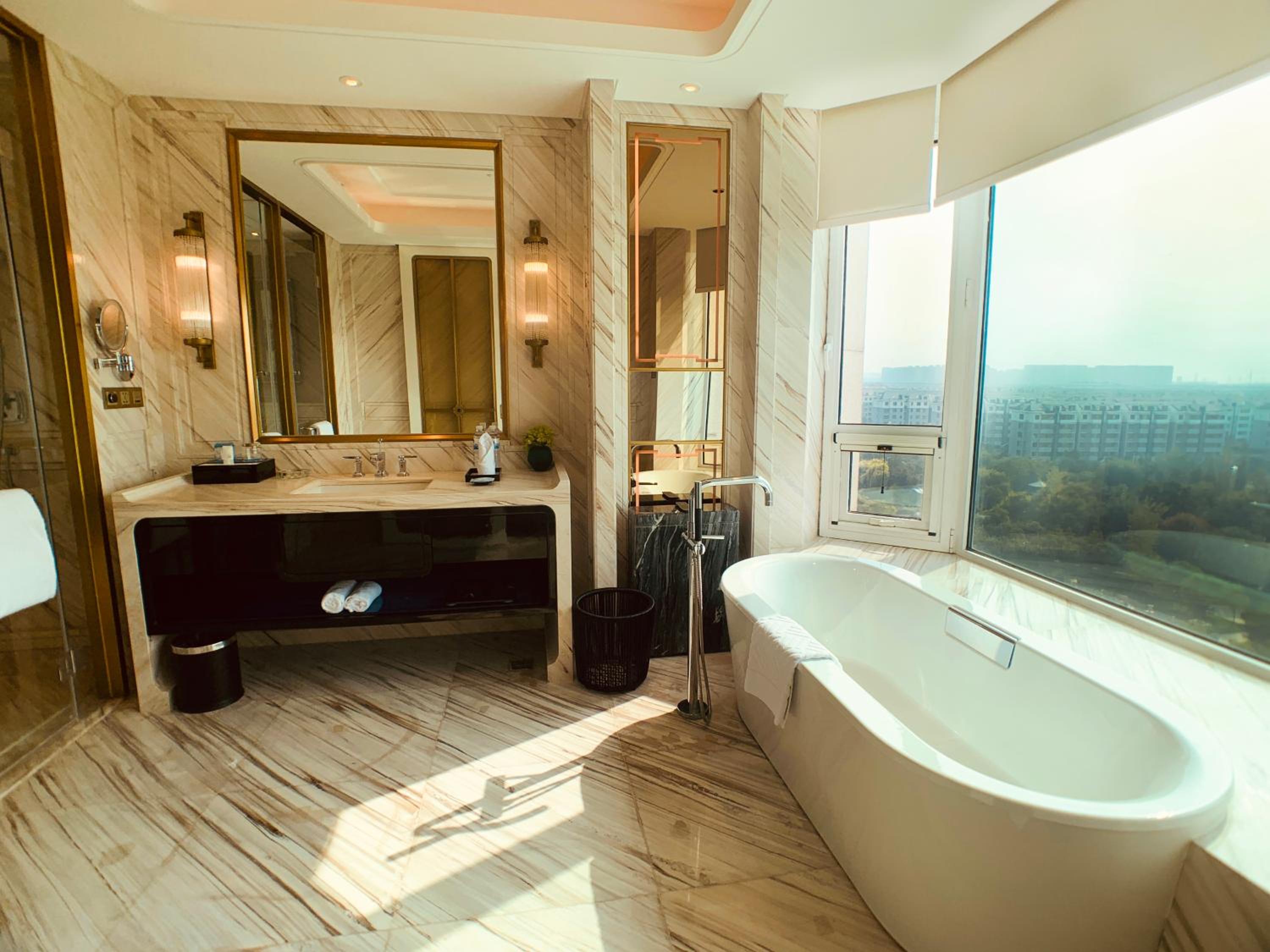 Elegant Executive Room with King Bed (inclusive First Day Mini Bar & Welcome Fruit & Cookies + Daily One Self-Service Laundry Voucher) - Photo 8