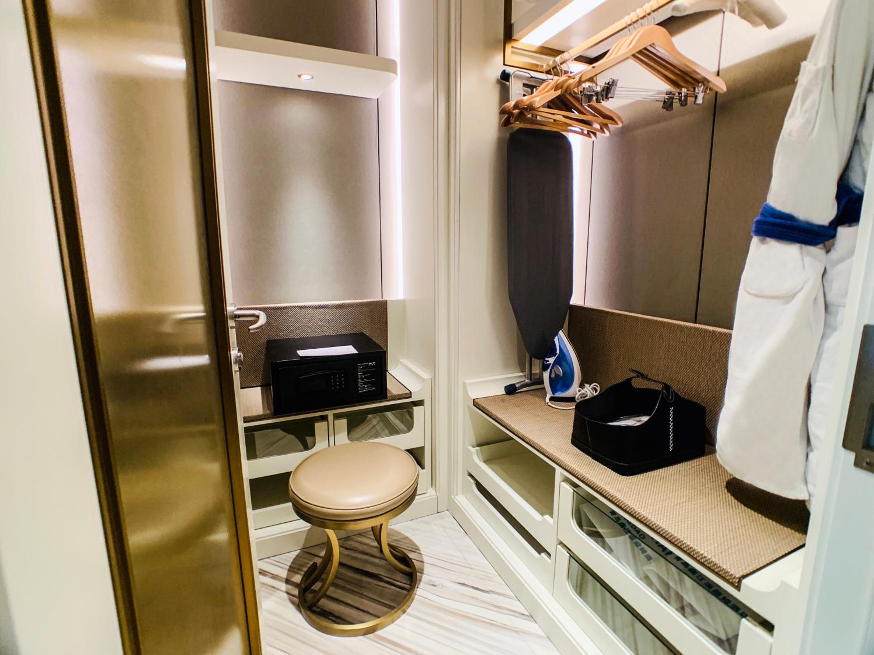 Elegant Executive Room with King Bed (inclusive First Day Mini Bar & Welcome Fruit & Cookies + Daily One Self-Service Laundry Voucher) - Photo 3