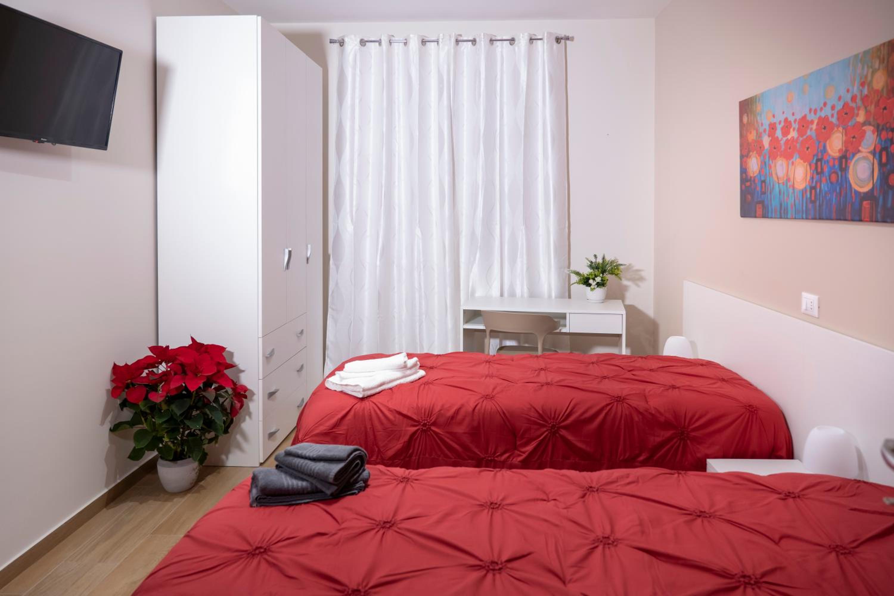 Double or Twin Room with Private Bathroom - Photo 6