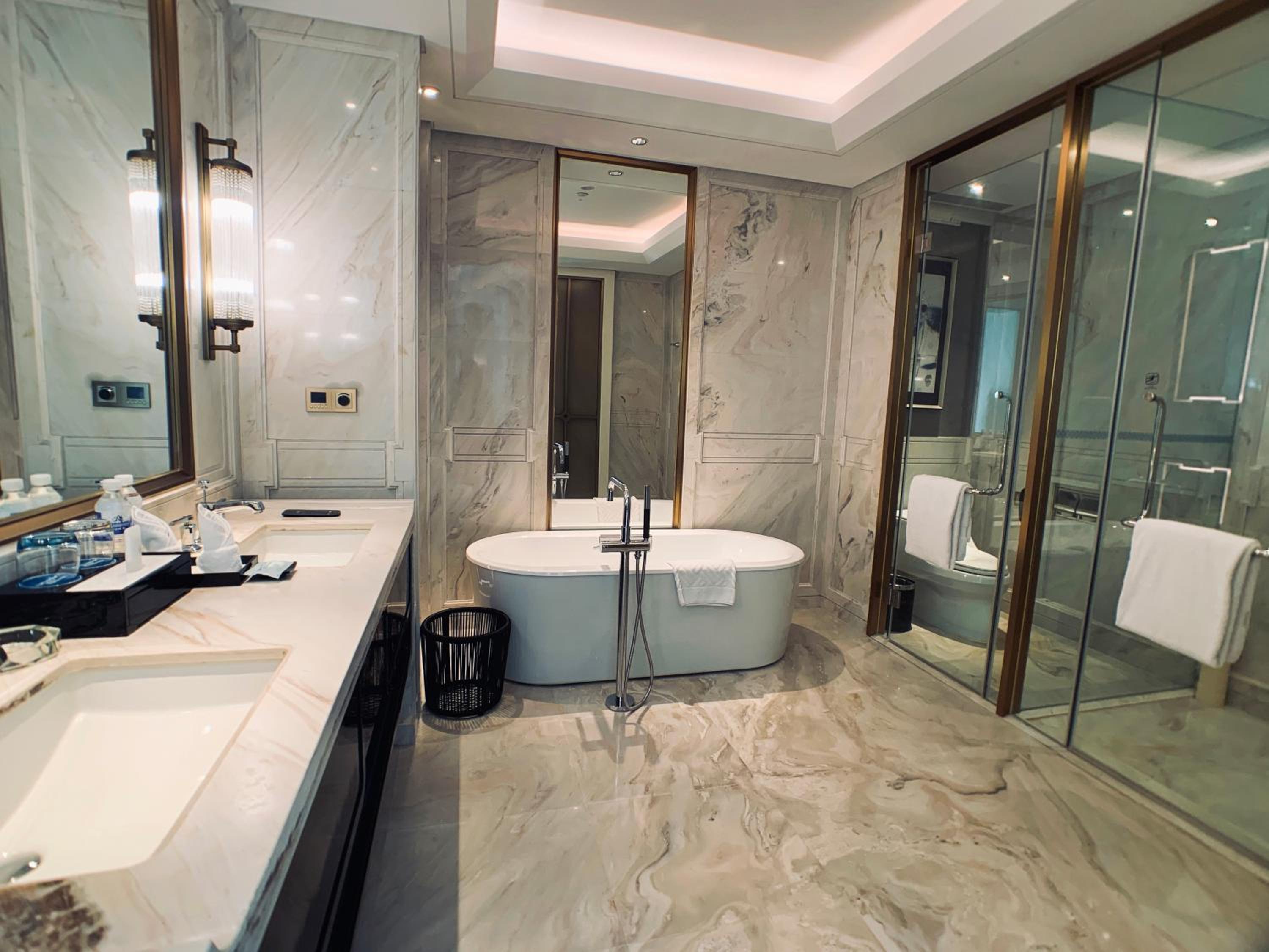 Elegant Executive Room with King Bed (inclusive First Day Mini Bar & Welcome Fruit & Cookies + Daily One Self-Service Laundry Voucher) - Photo 9
