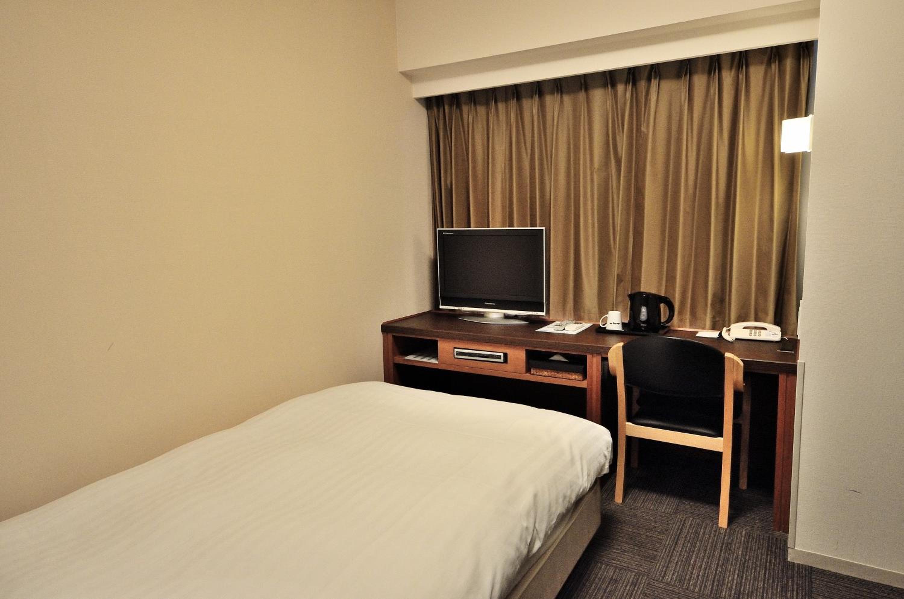 Single Room - Non-Smoking - No Daily Cleaning photo 2