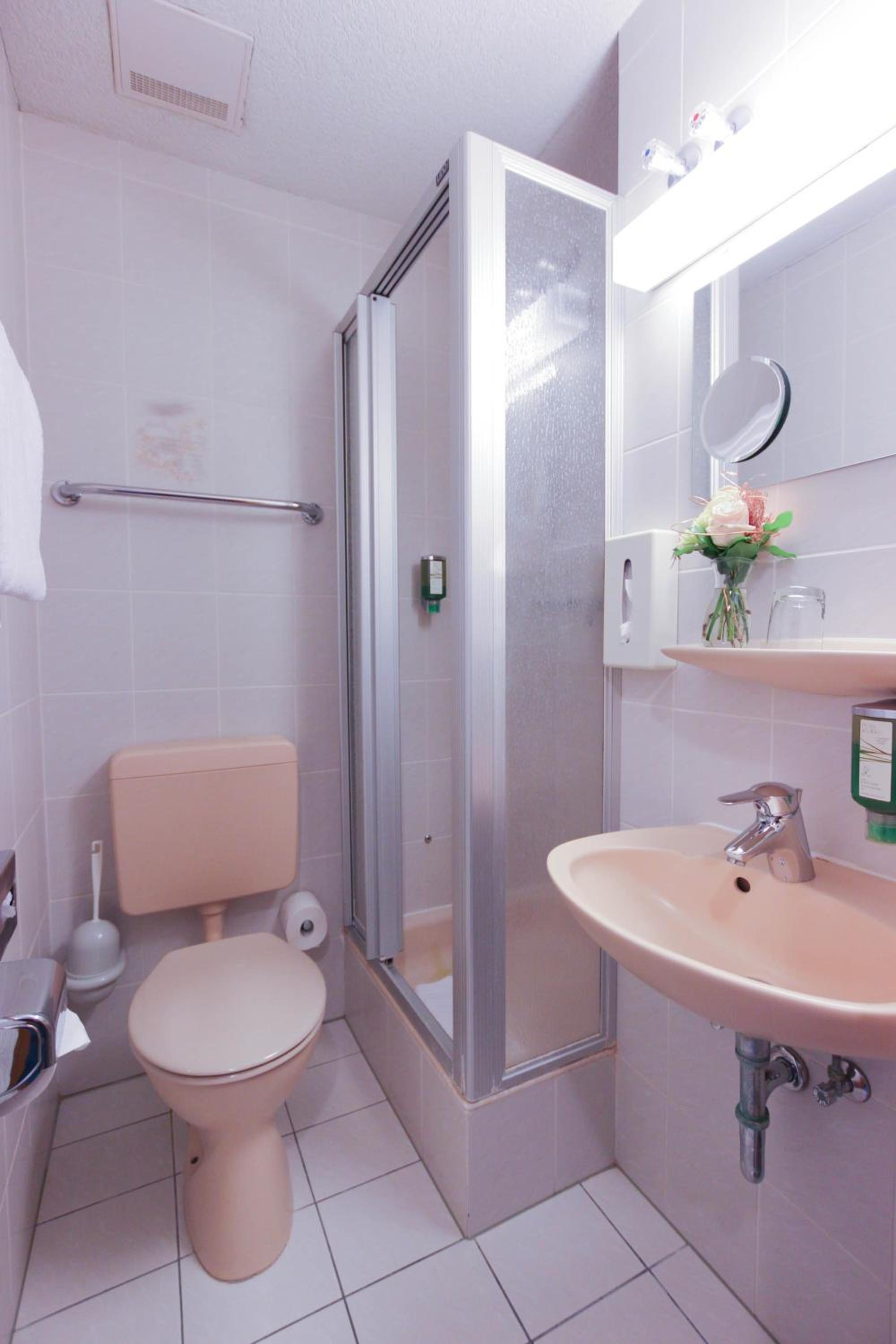 Economy Double Room - Photo 7