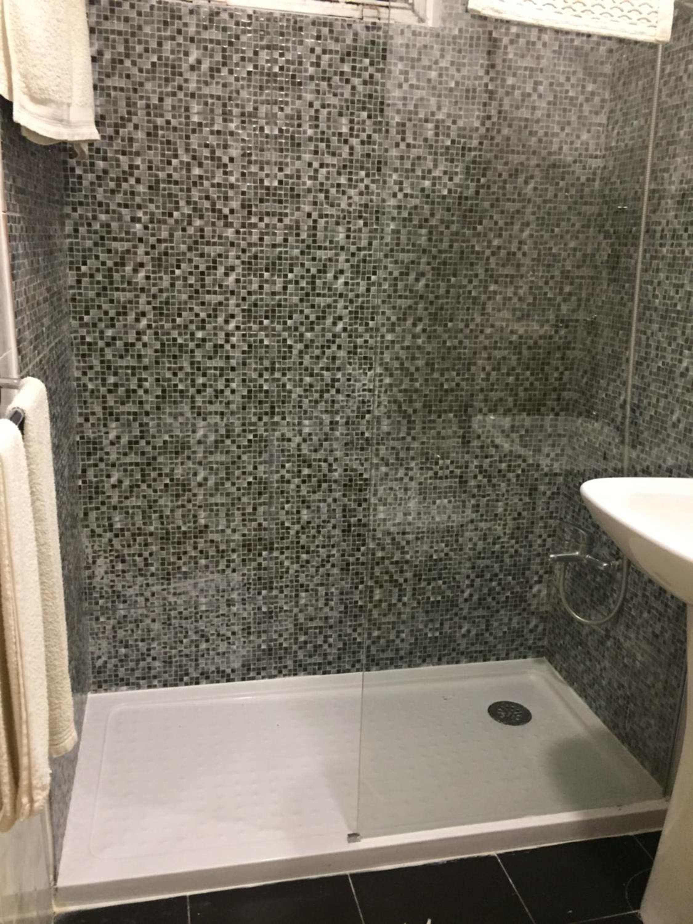Double or Twin Room - Photo 4