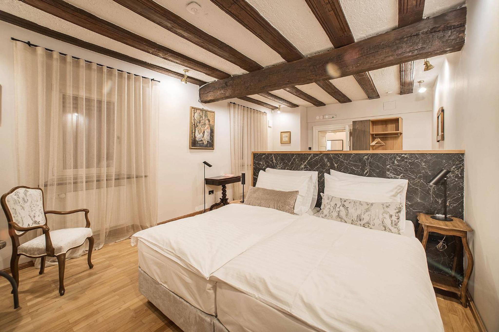Deluxe Room - Photo 16