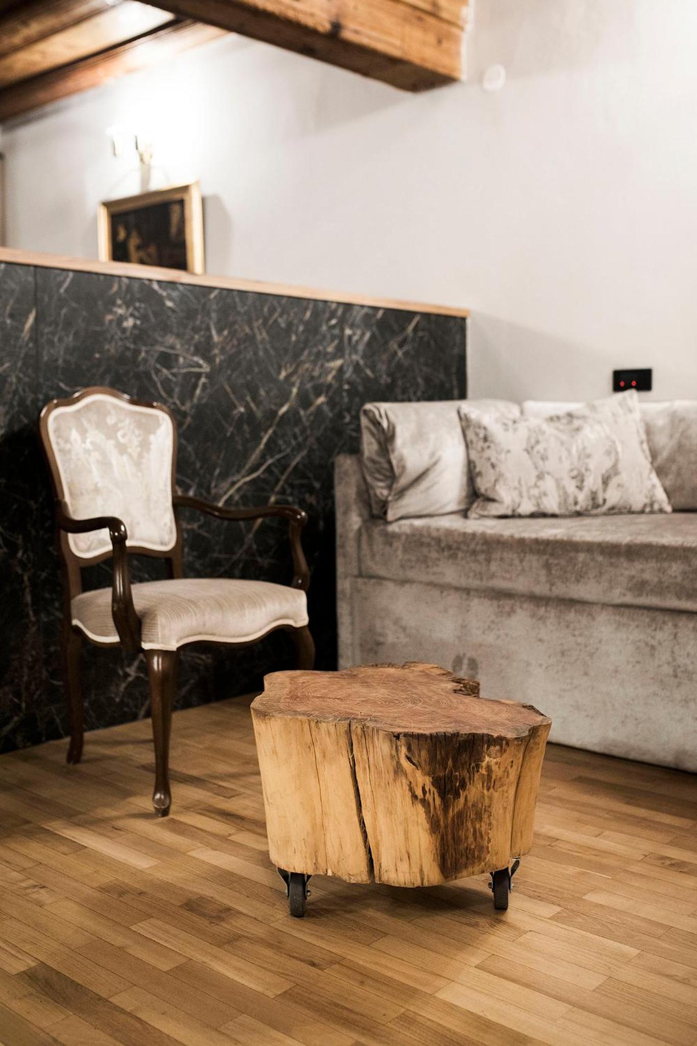Suite - Photo 1