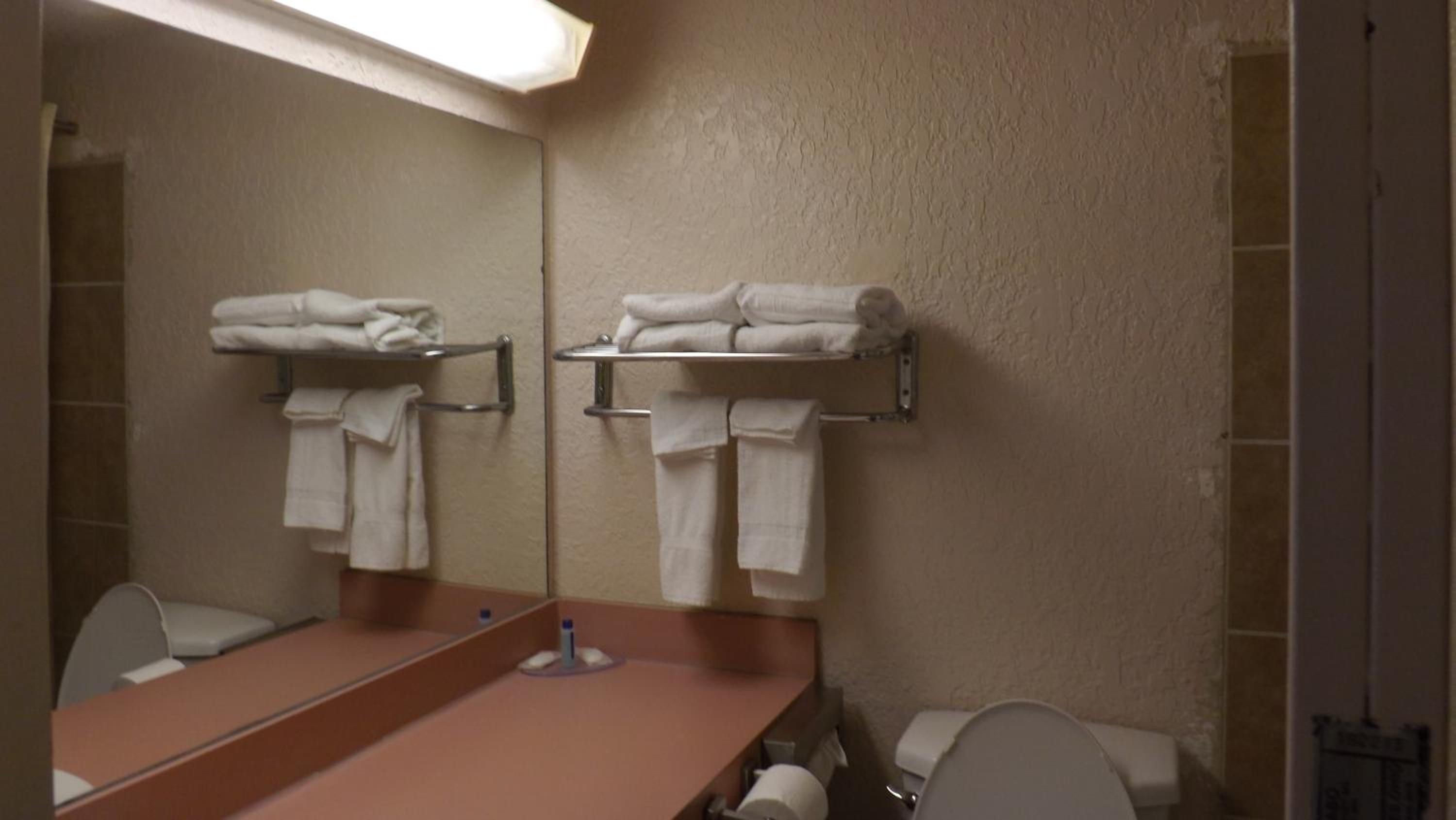 Queen Room - Non-Smoking - Photo 3