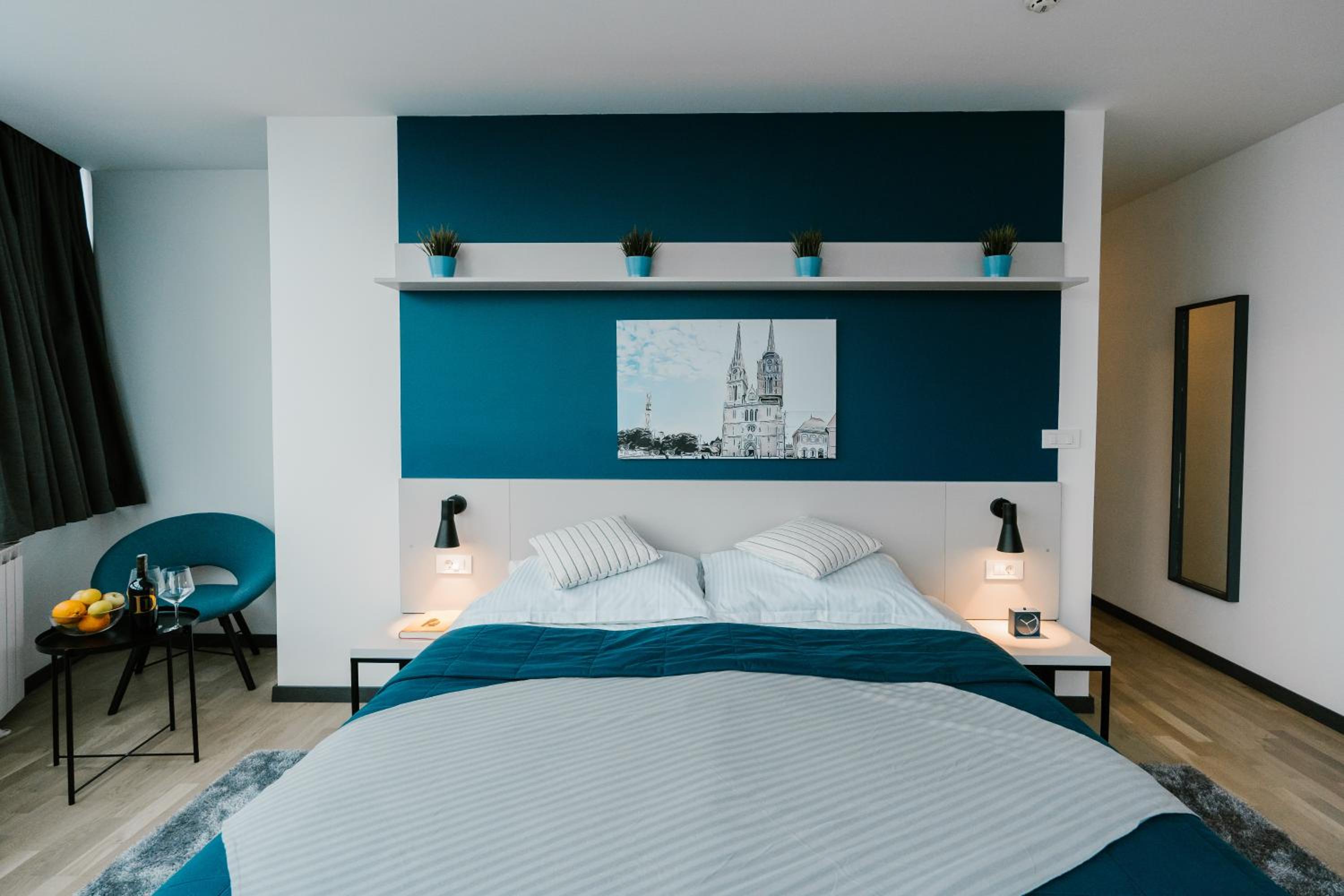 Double or Twin Room with City View - Photo 13