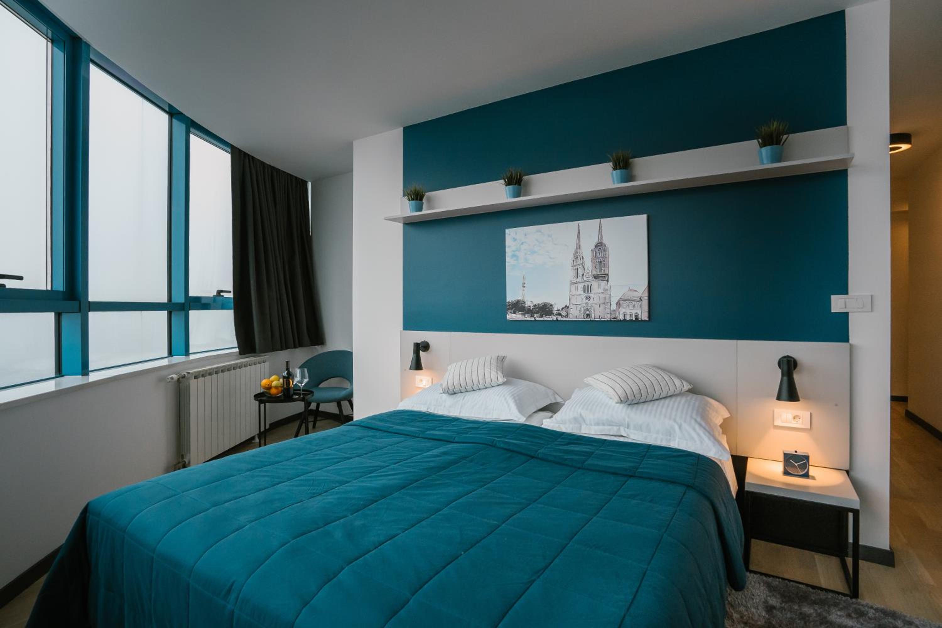 Double or Twin Room with City View - Photo 2