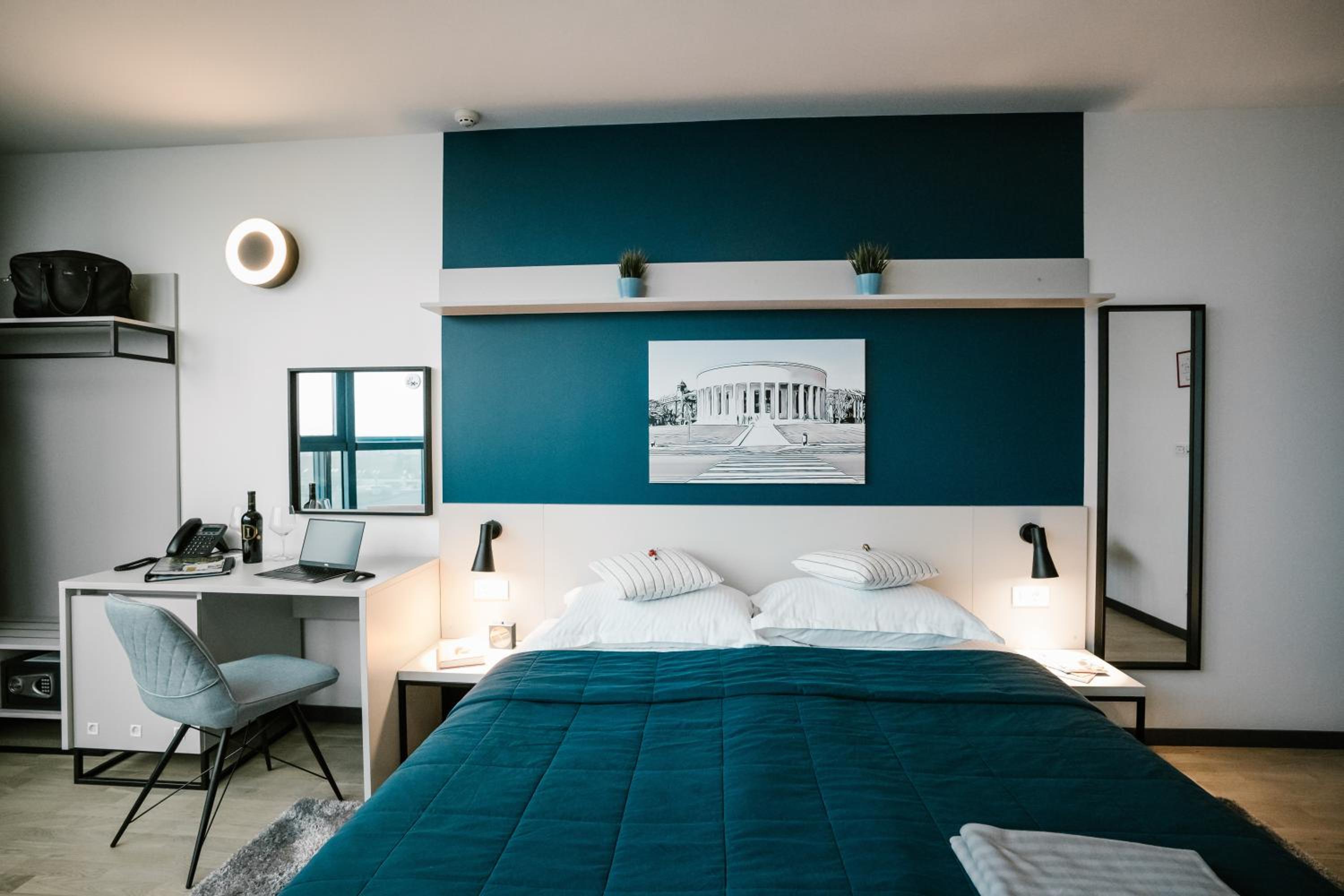 Double or Twin Room with City View - Photo 15