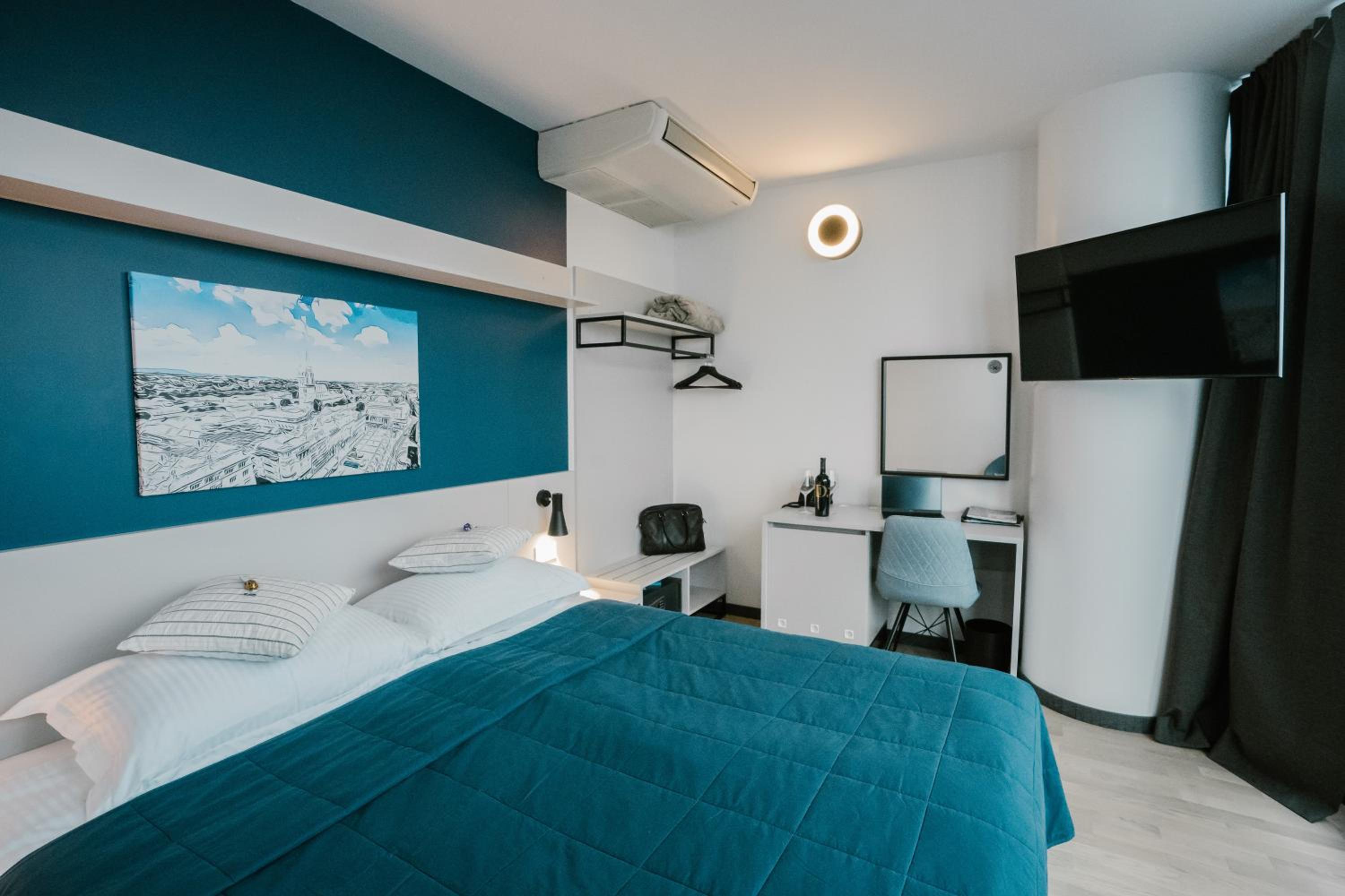 Double or Twin Room with City View - Photo 1