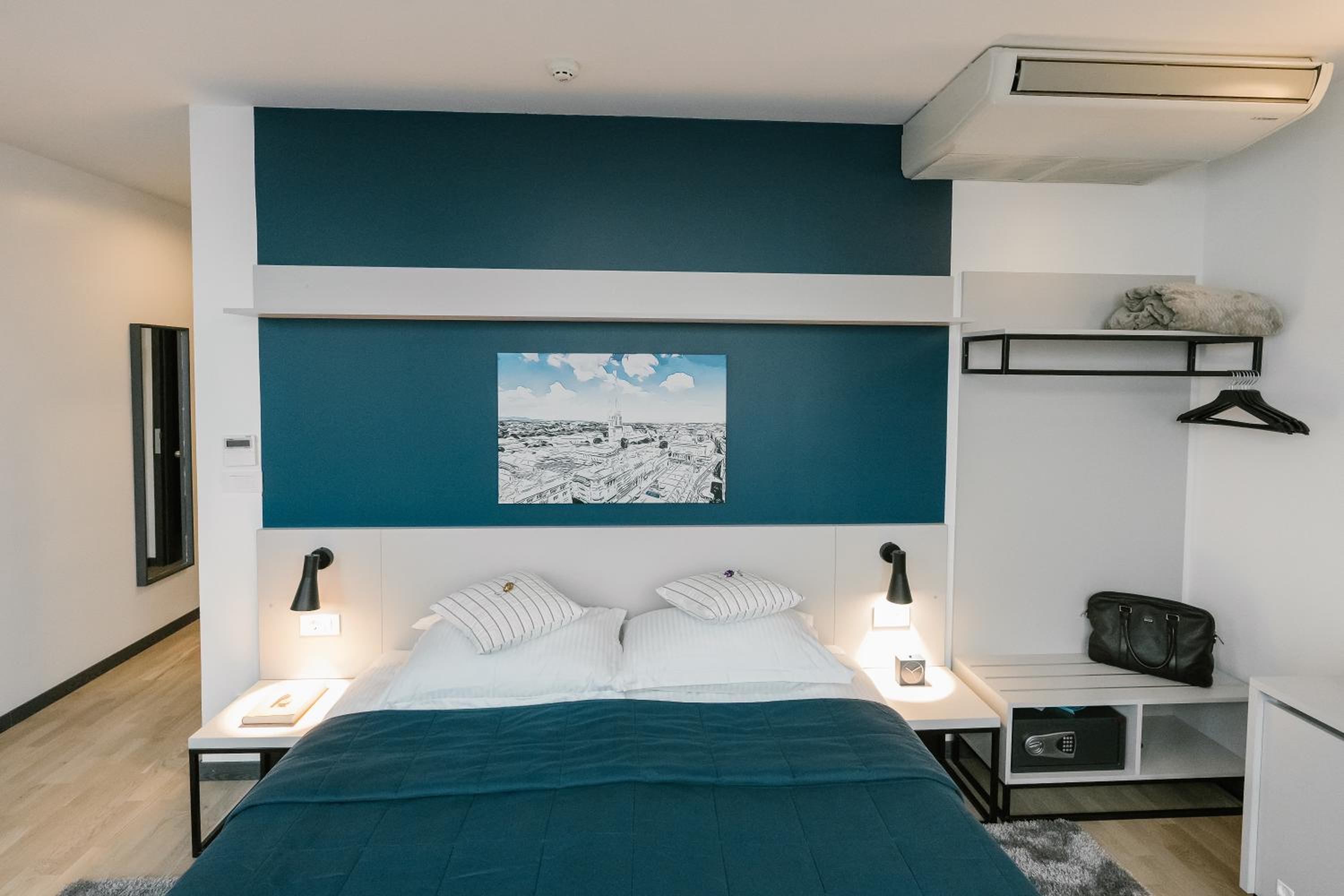 Double or Twin Room with City View - Photo 14