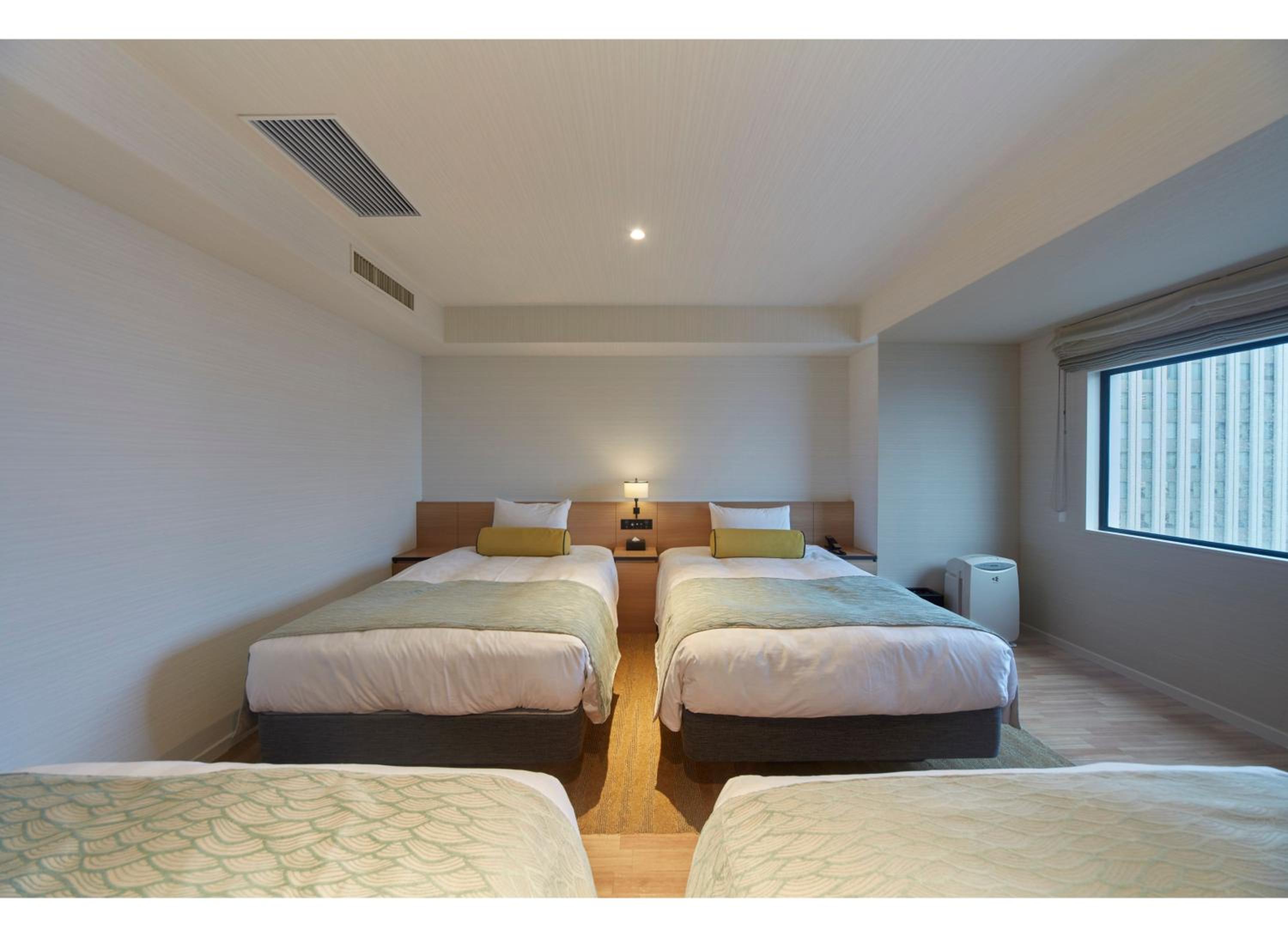 Quadruple Room - Non-Smoking 33-37th Floor photo 2