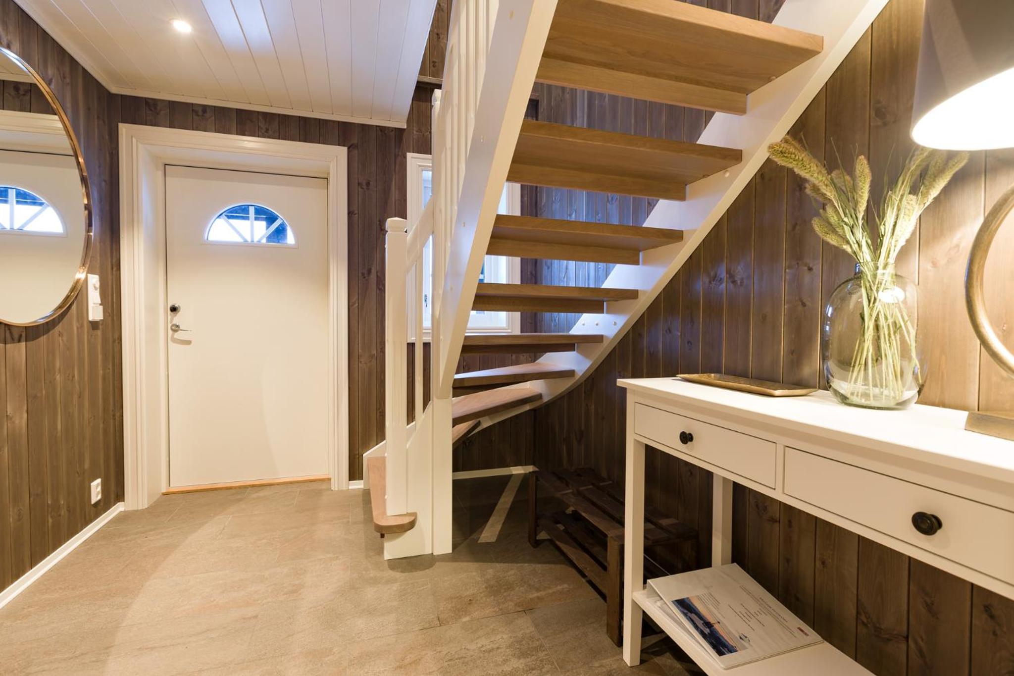 Six-Bedroom House photo 3