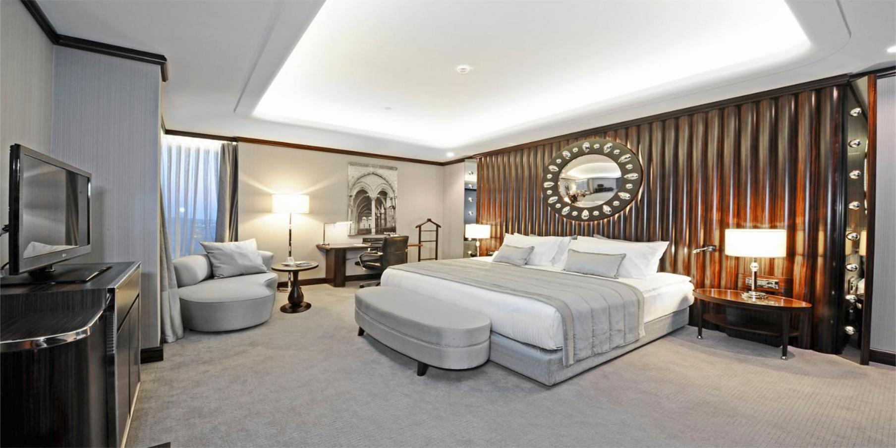 Standard King Room with Club Lounge Access - High Floor thumbnail 5