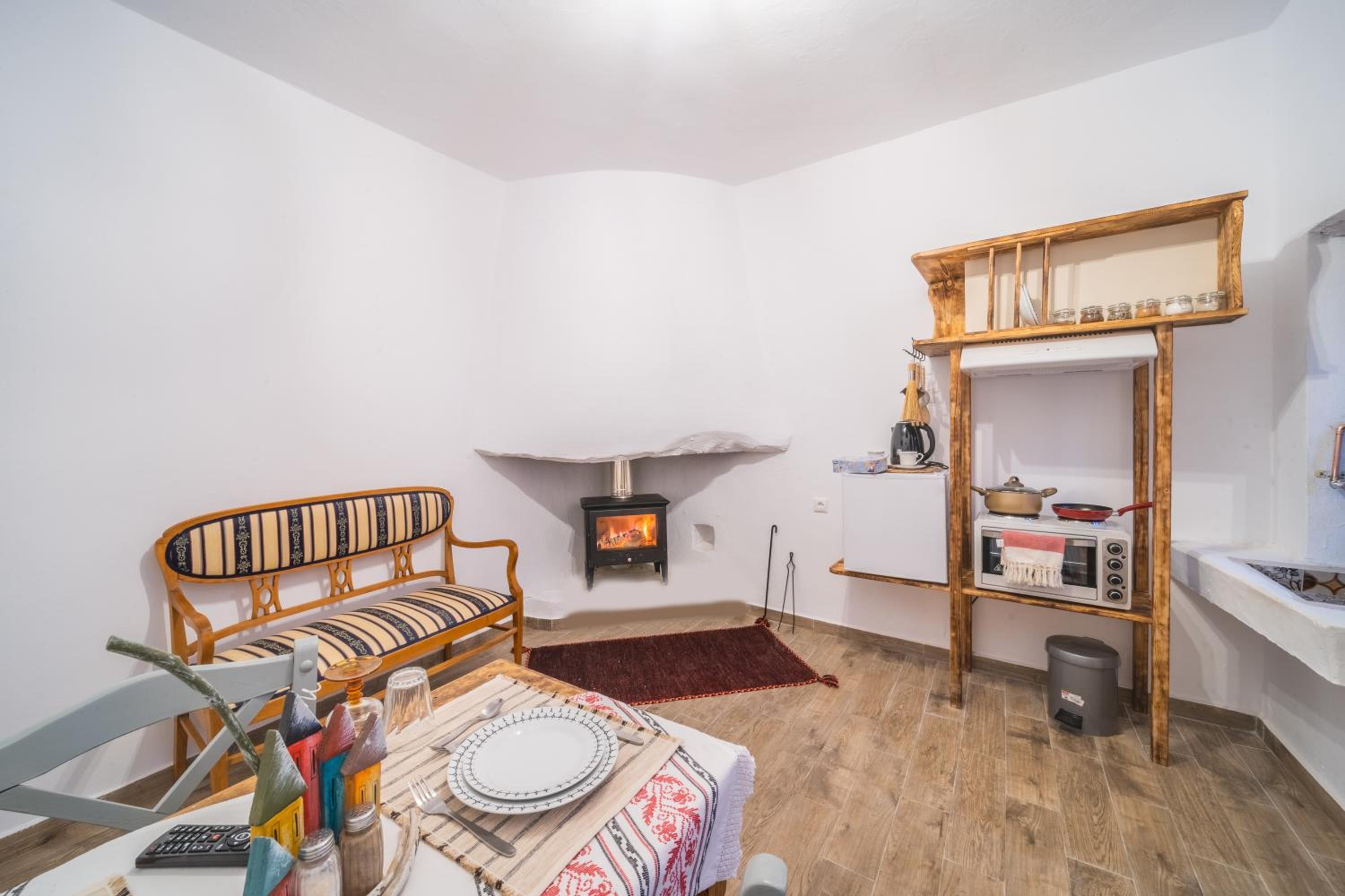 Deluxe Double Room with Balcony - Photo 9
