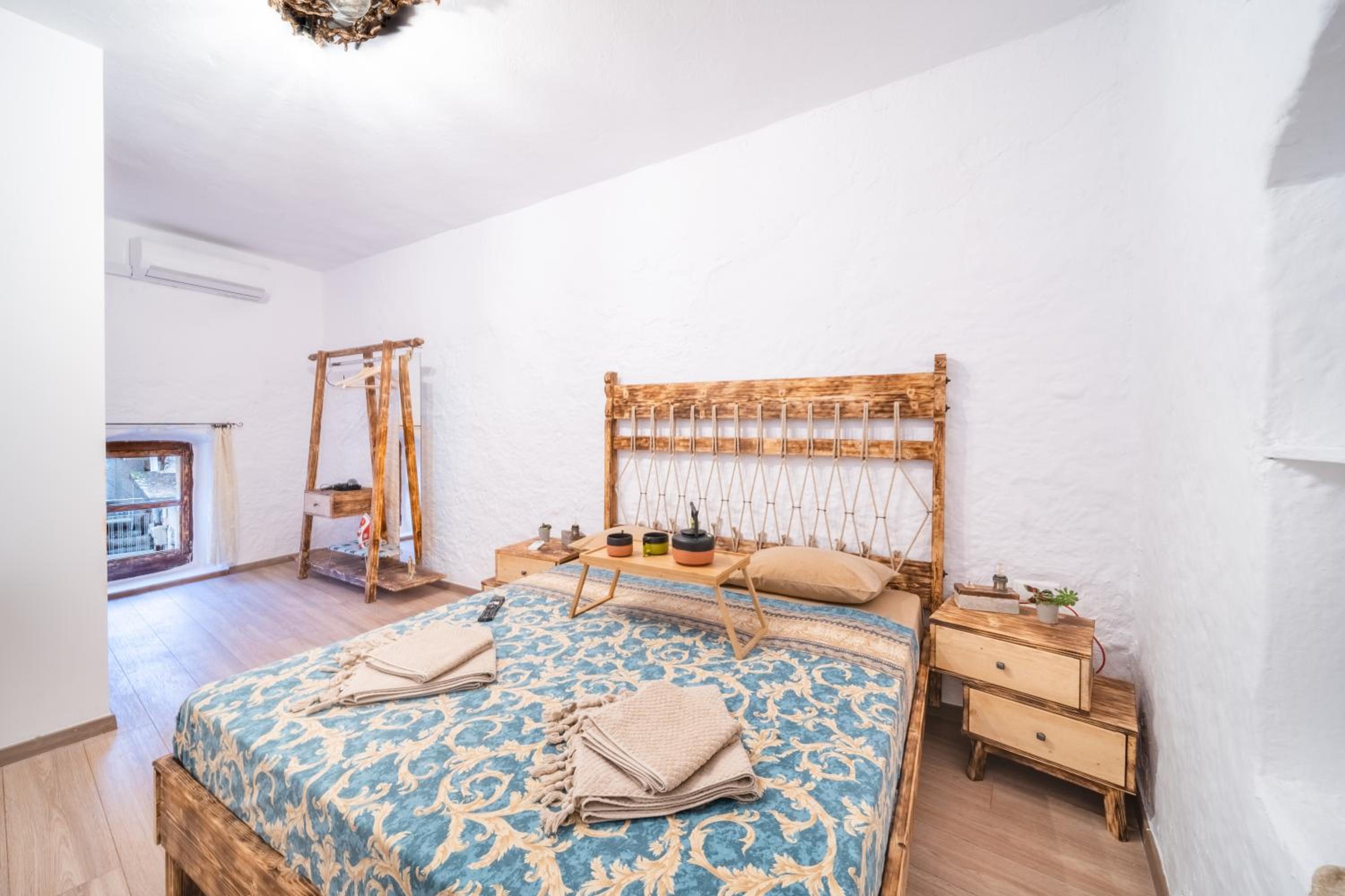 Deluxe Double Room with Balcony - Photo 11