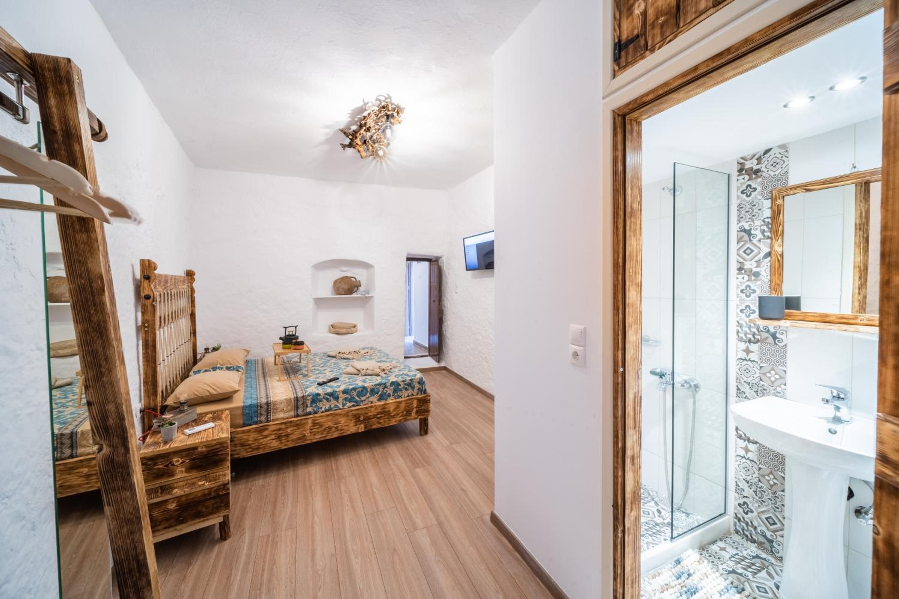 Deluxe Double Room with Balcony - Photo 12
