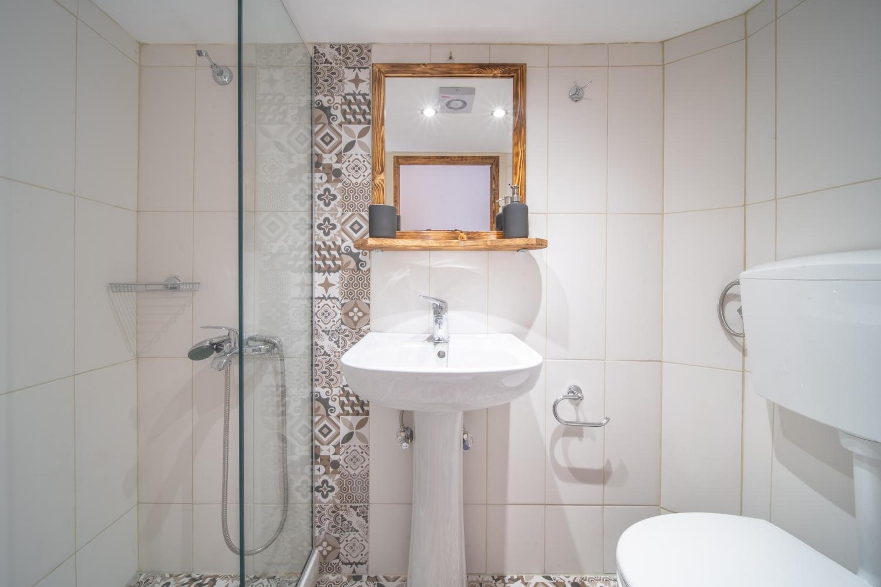 Deluxe Double Room with Balcony - Photo 13