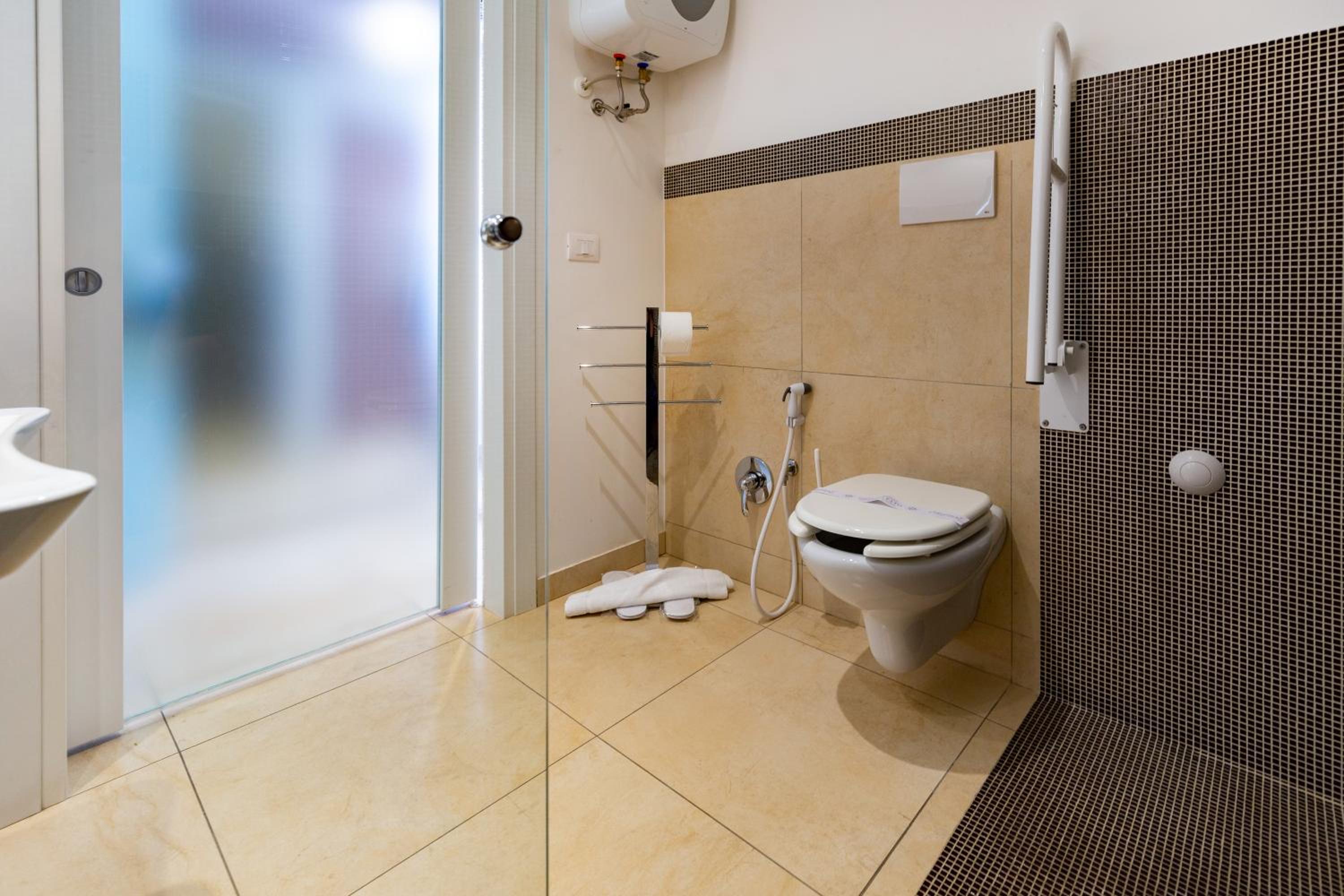 Double Room - Disability Access - Photo 6