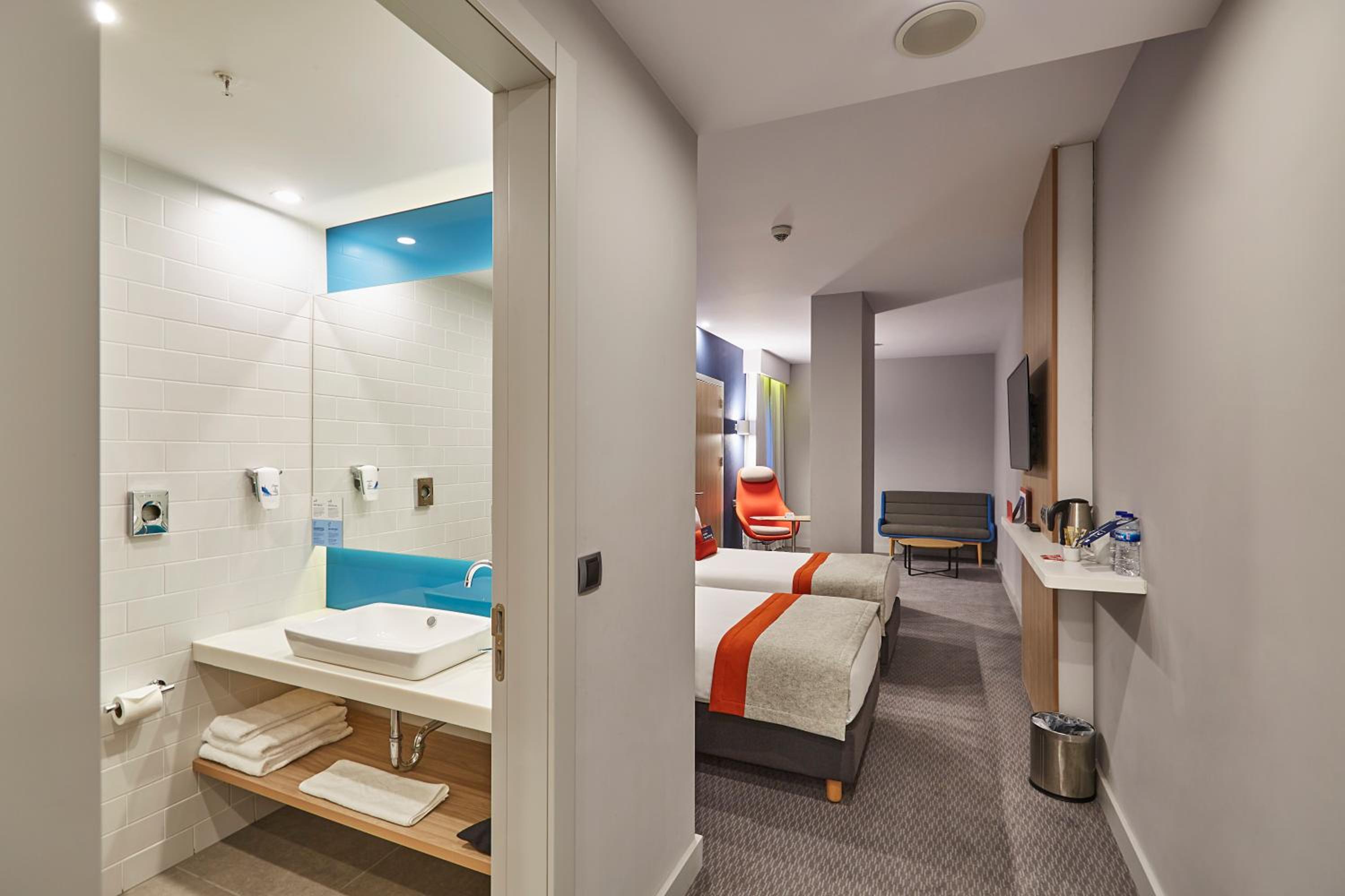 Standard Twin Room with Sofa Bed and Free Breakfast photo 3