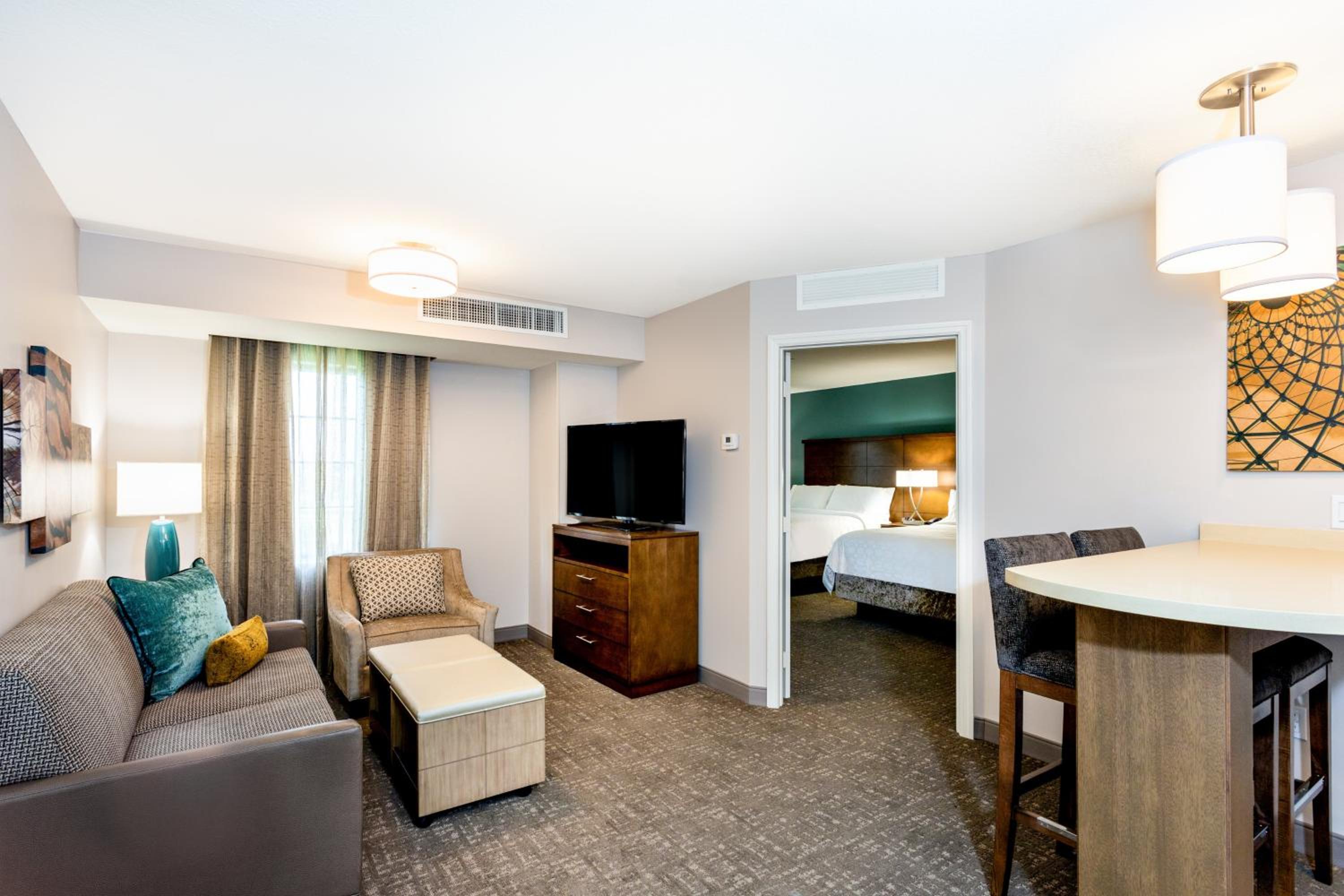 Two-Bedroom Suite with One King and Two Queen Beds - Non-Smoking - Photo 3