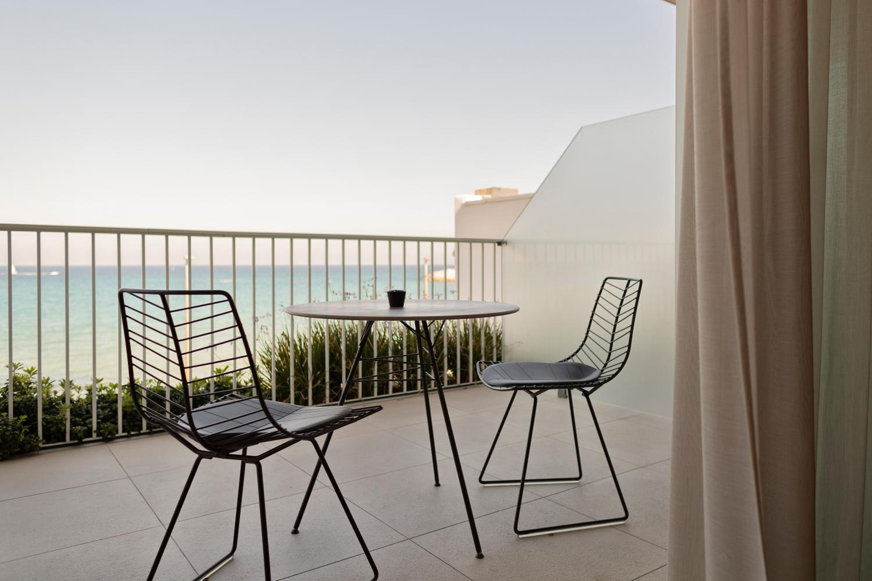 Large Deluxe with Sea View photo 3