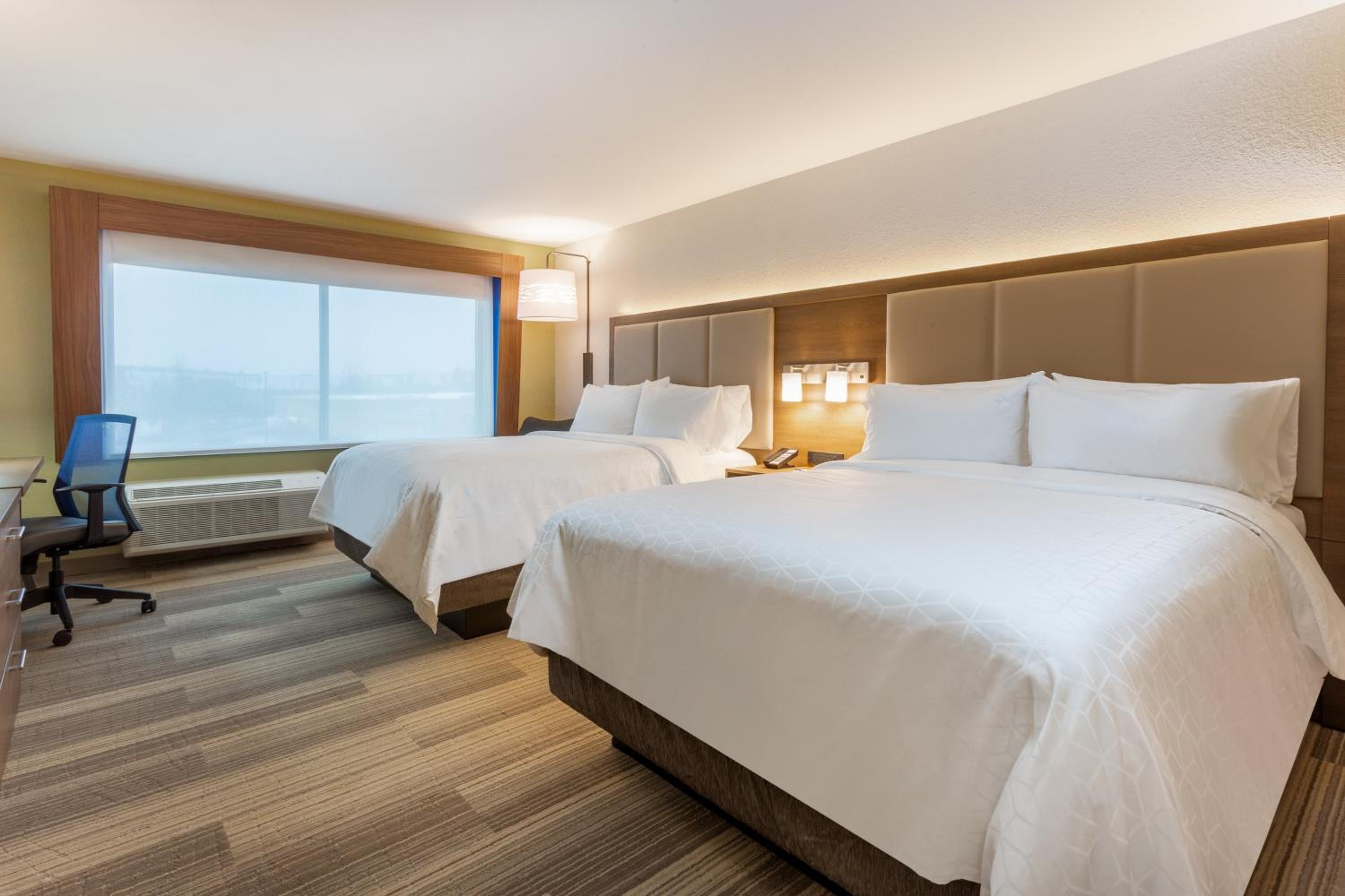 Standard Room with Two Queen Beds - Photo 4