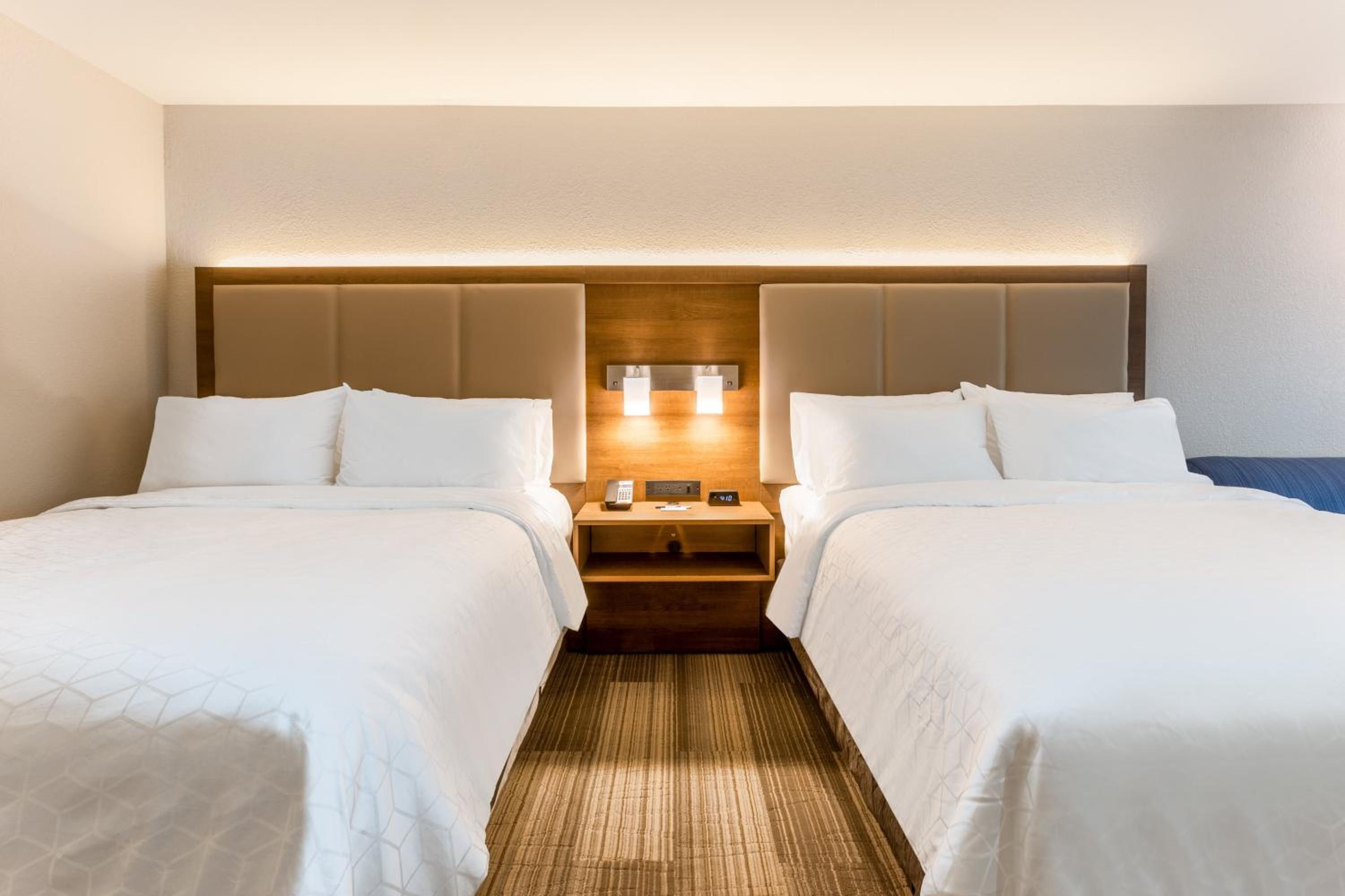 Queen Suite with Two Queen Beds - Photo 3