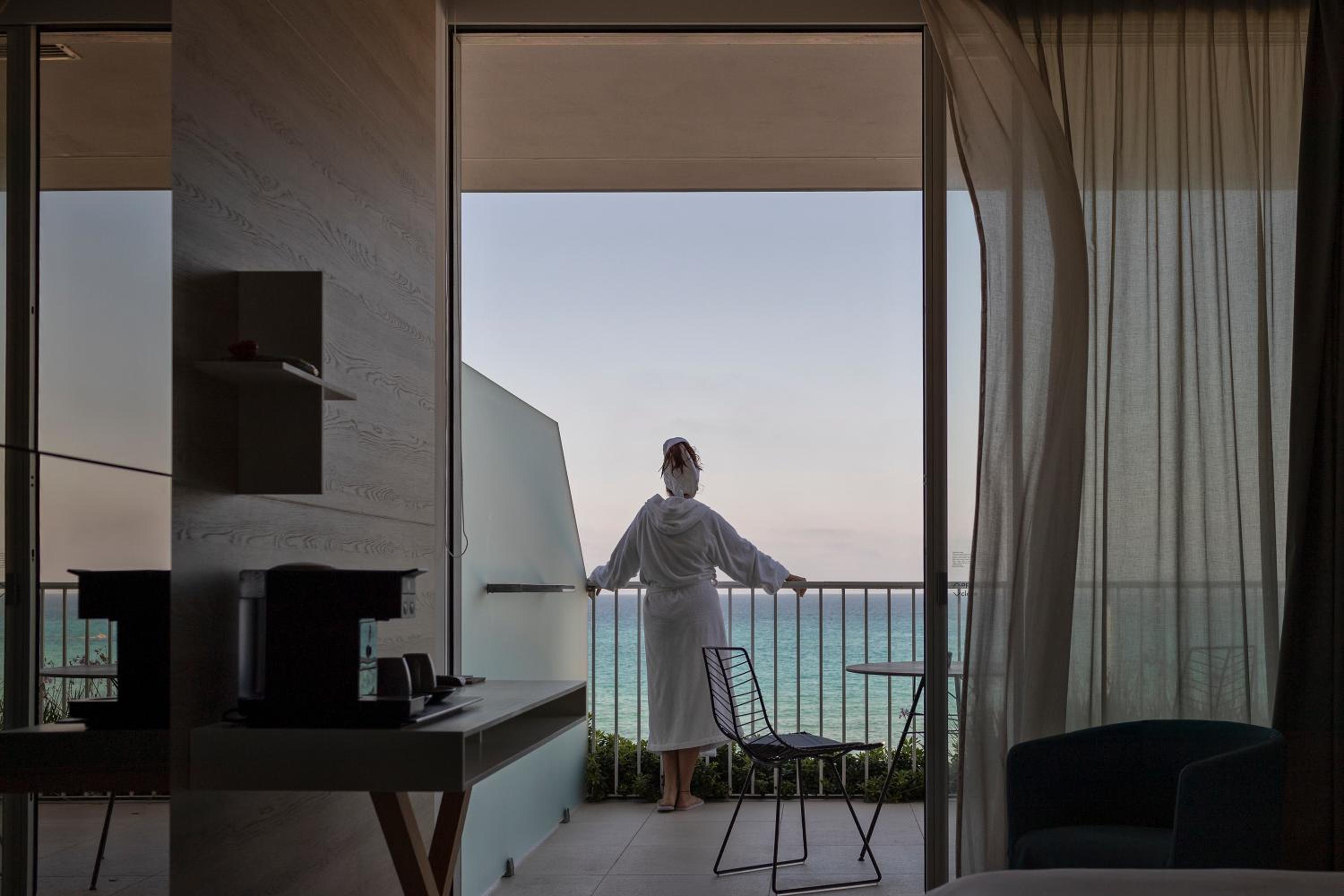 Large Deluxe with Sea View photo 2