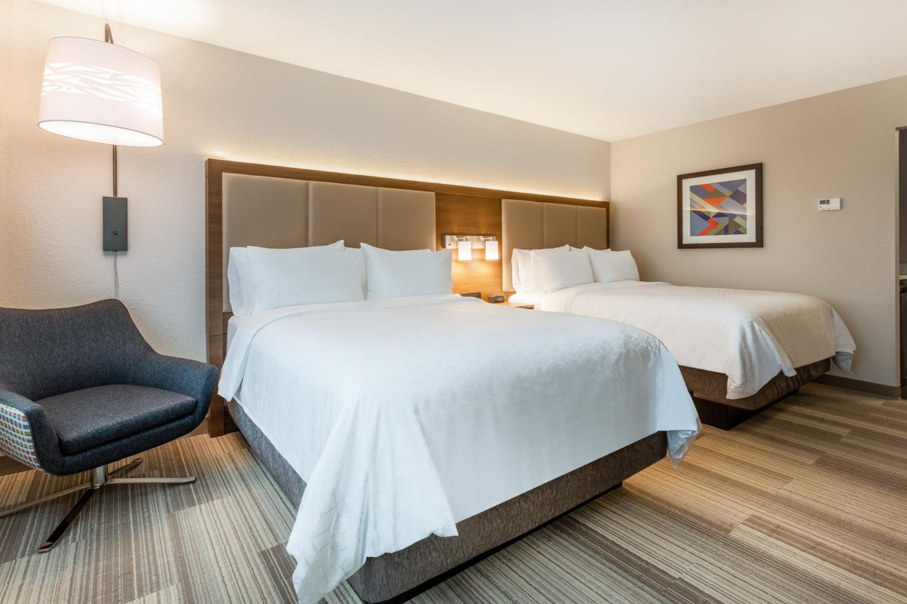 Standard Room with Two Queen Beds - Photo 2