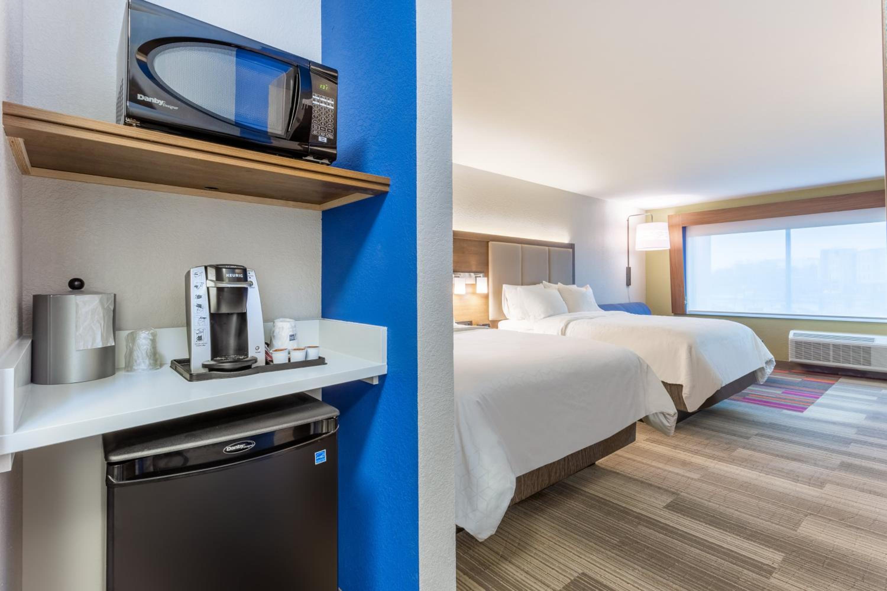 Queen Suite with Two Queen Beds - Photo 4