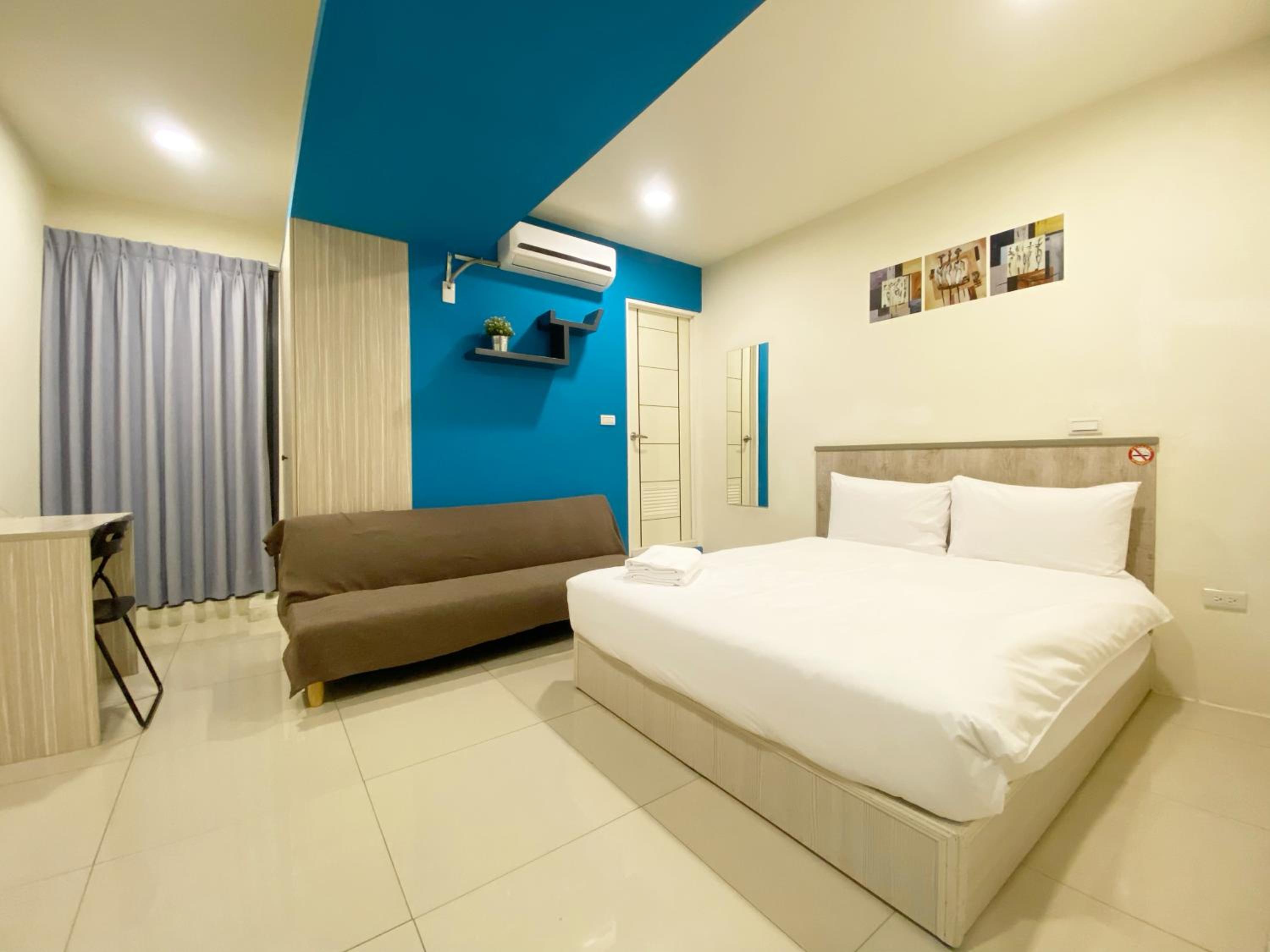 Deluxe Double Room with Shower - Photo 13