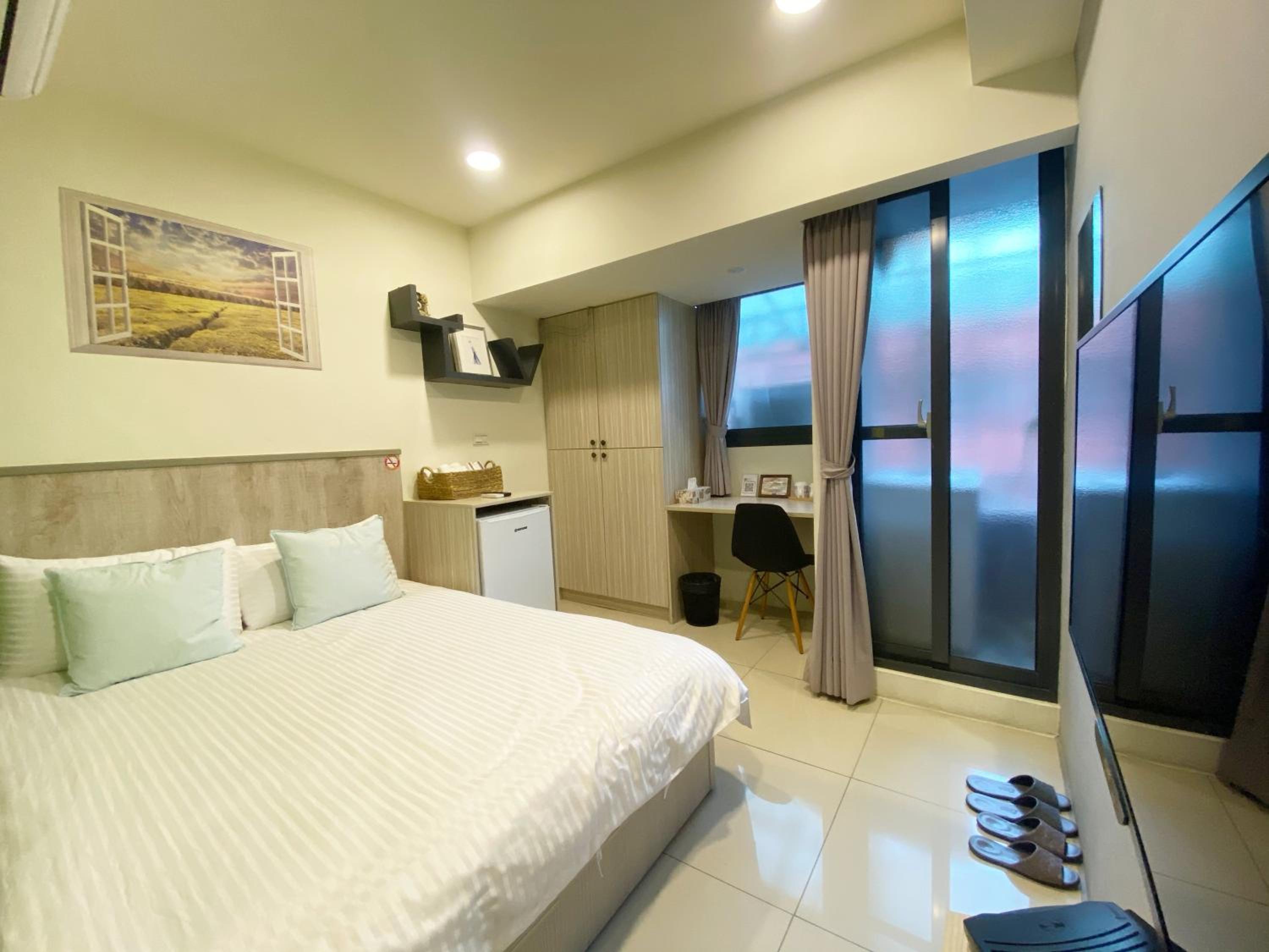 Deluxe Double Room with Shower - Photo 10