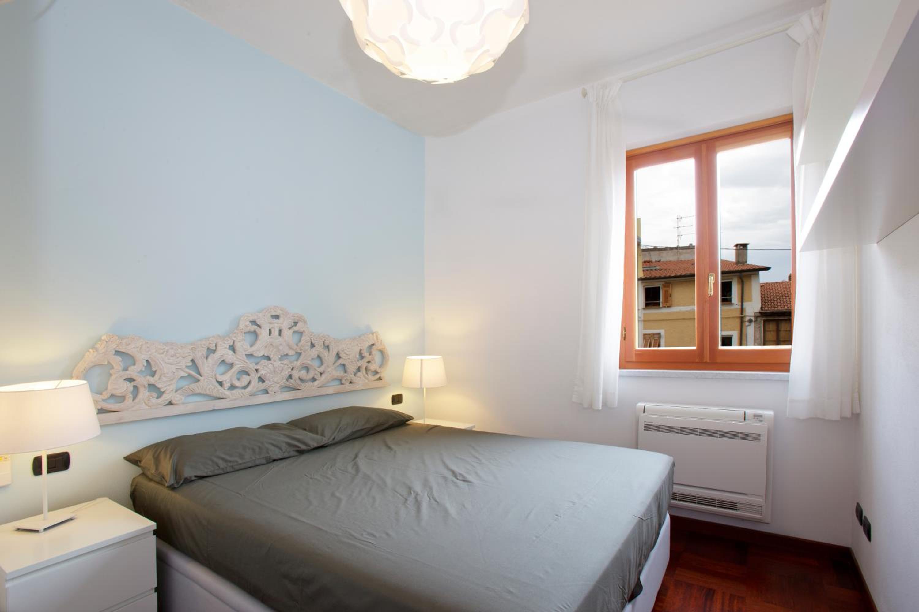 Deluxe One-Bedroom Apartment photo 2
