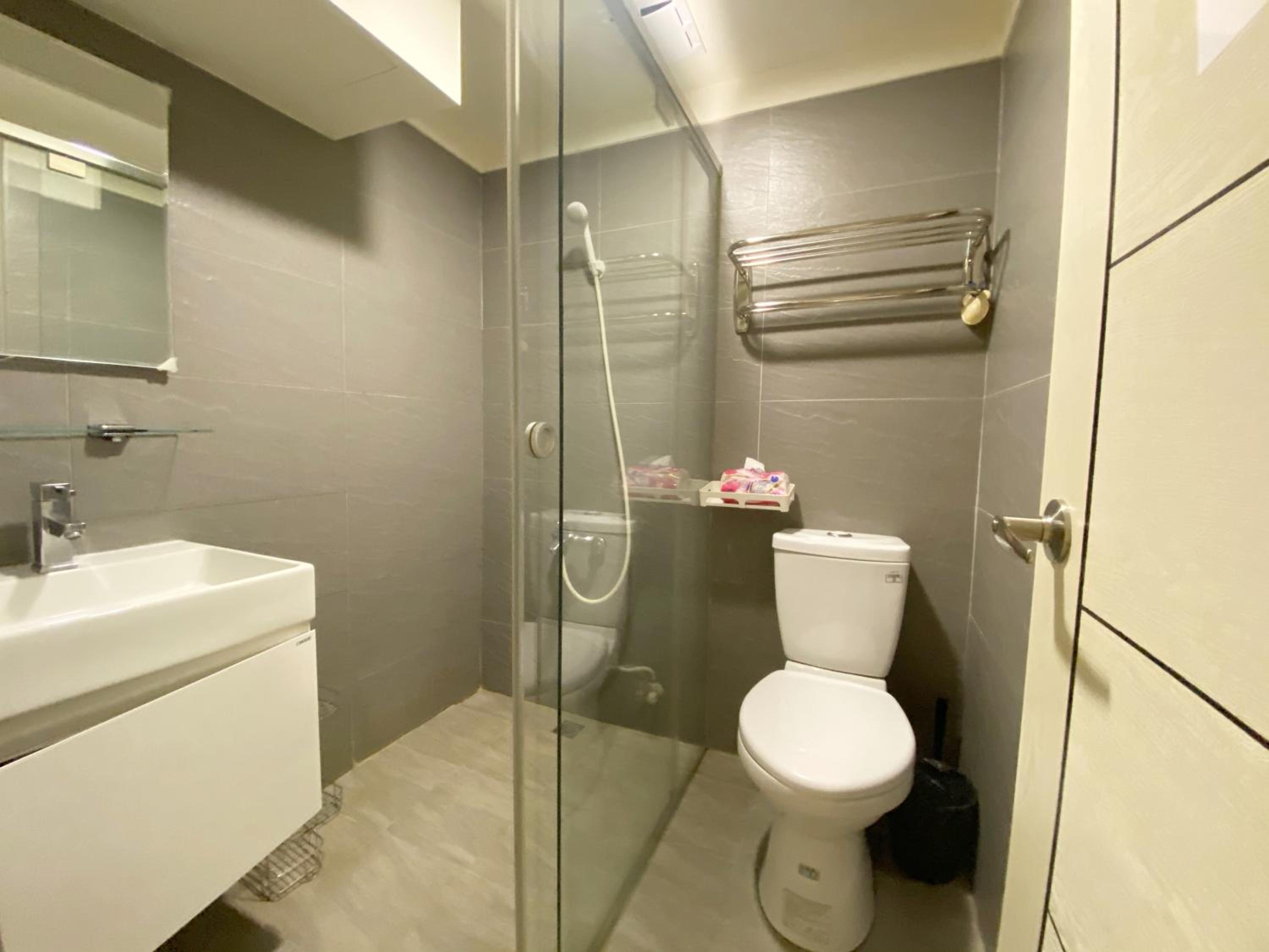 Deluxe Double Room with Shower - Photo 8