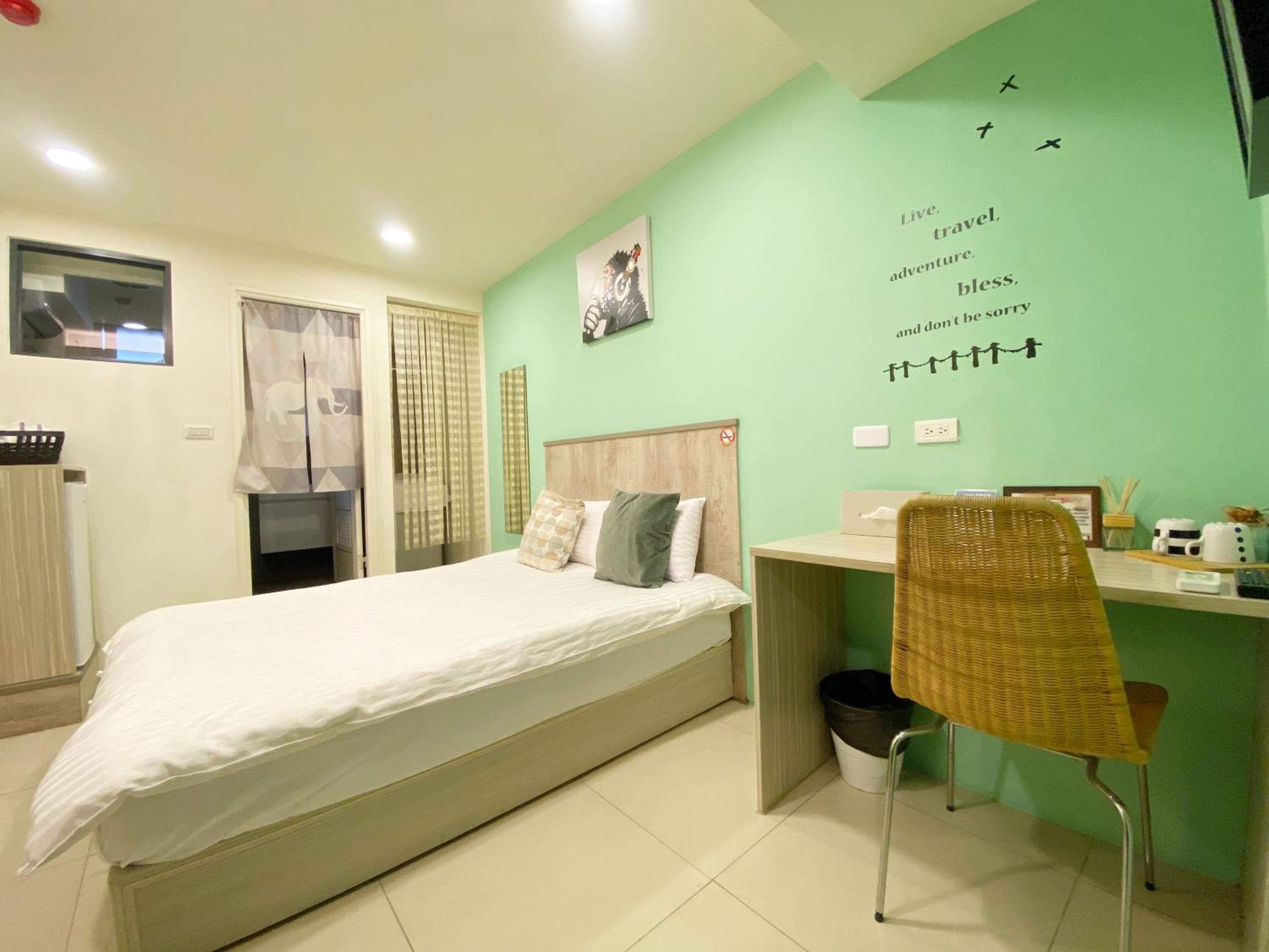 Deluxe Double Room with Shower - Photo 11