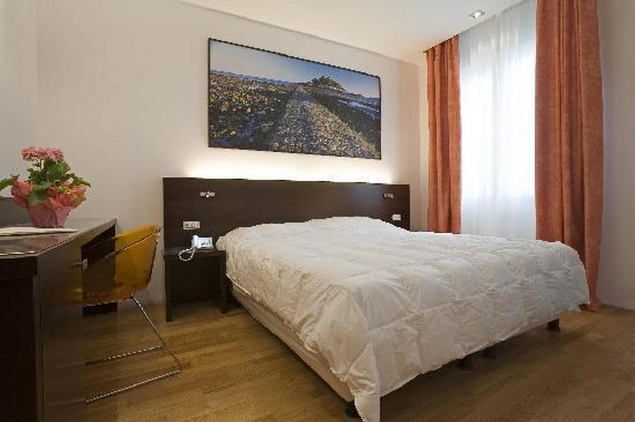 Double Room with Landmark View photo 2