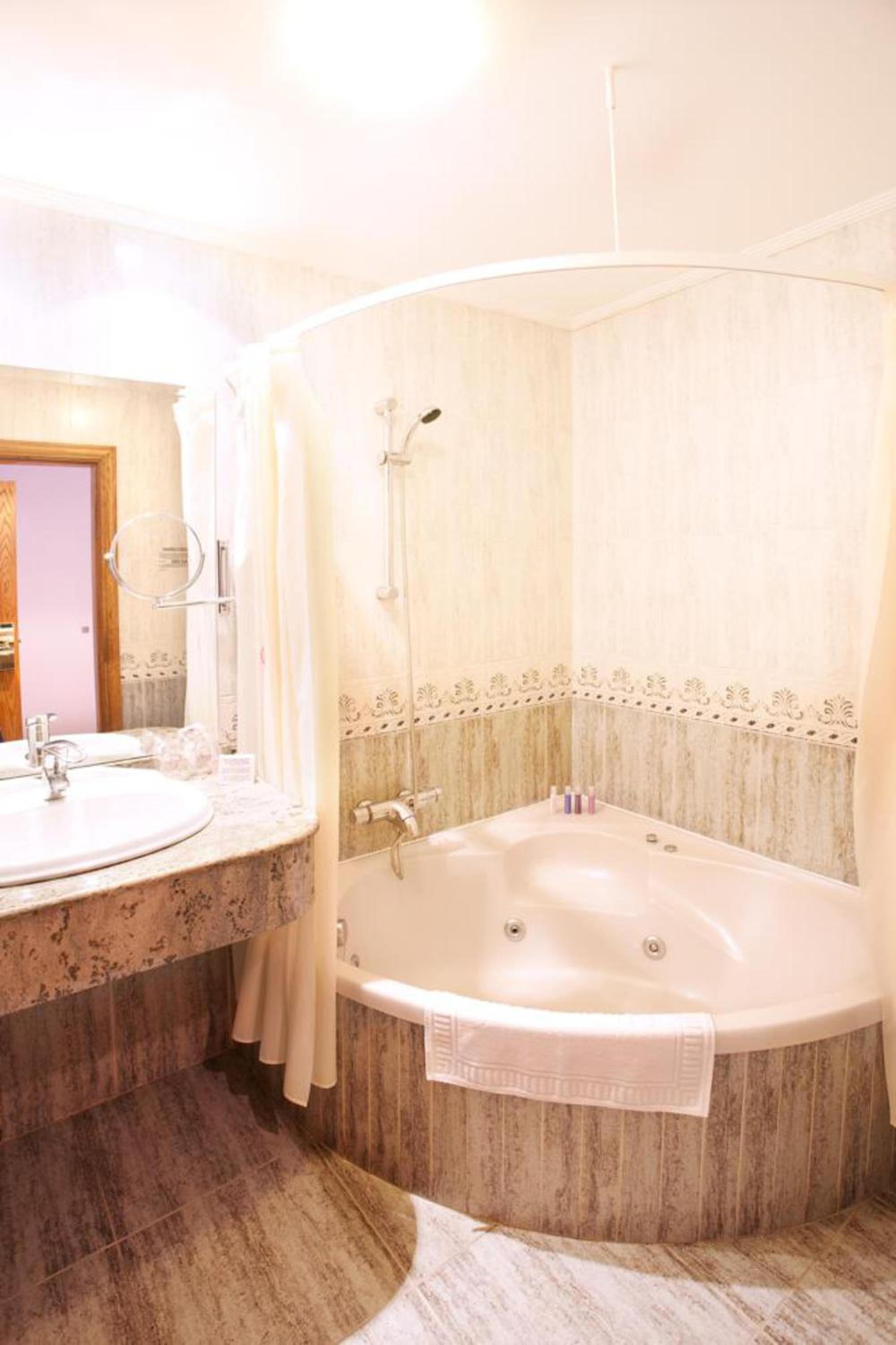 Suite - Photo 3