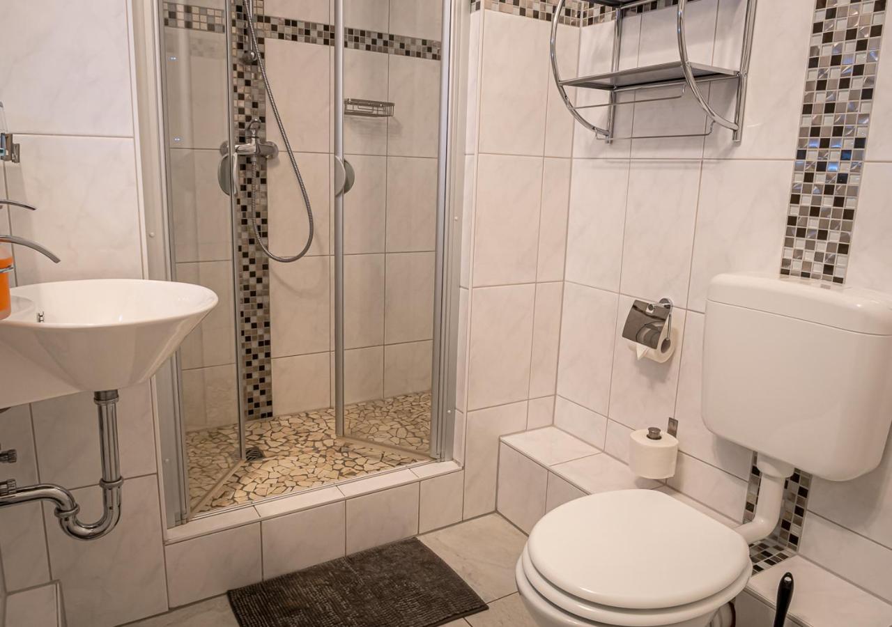 Twin Room - Photo 17