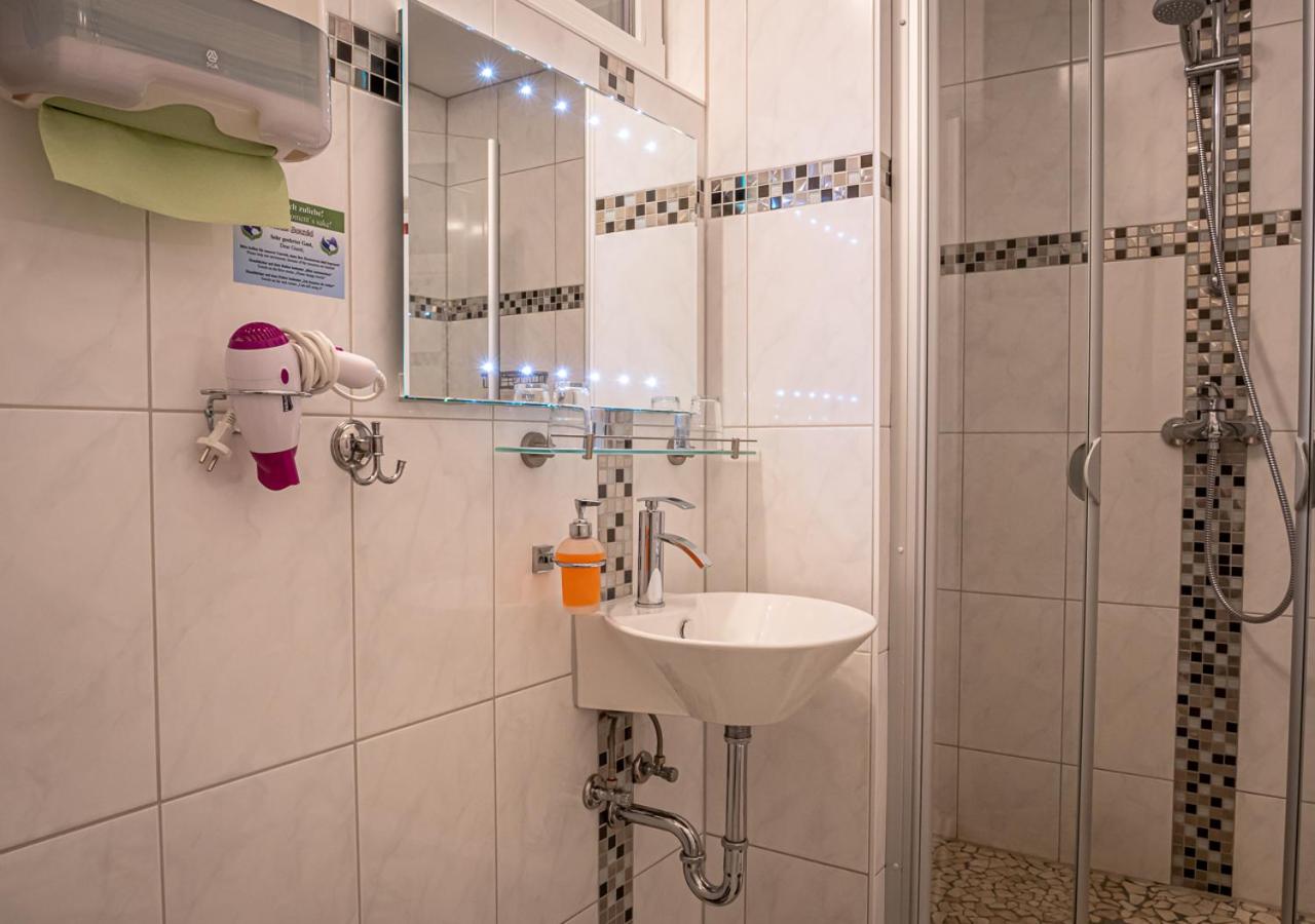 Twin Room - Photo 20